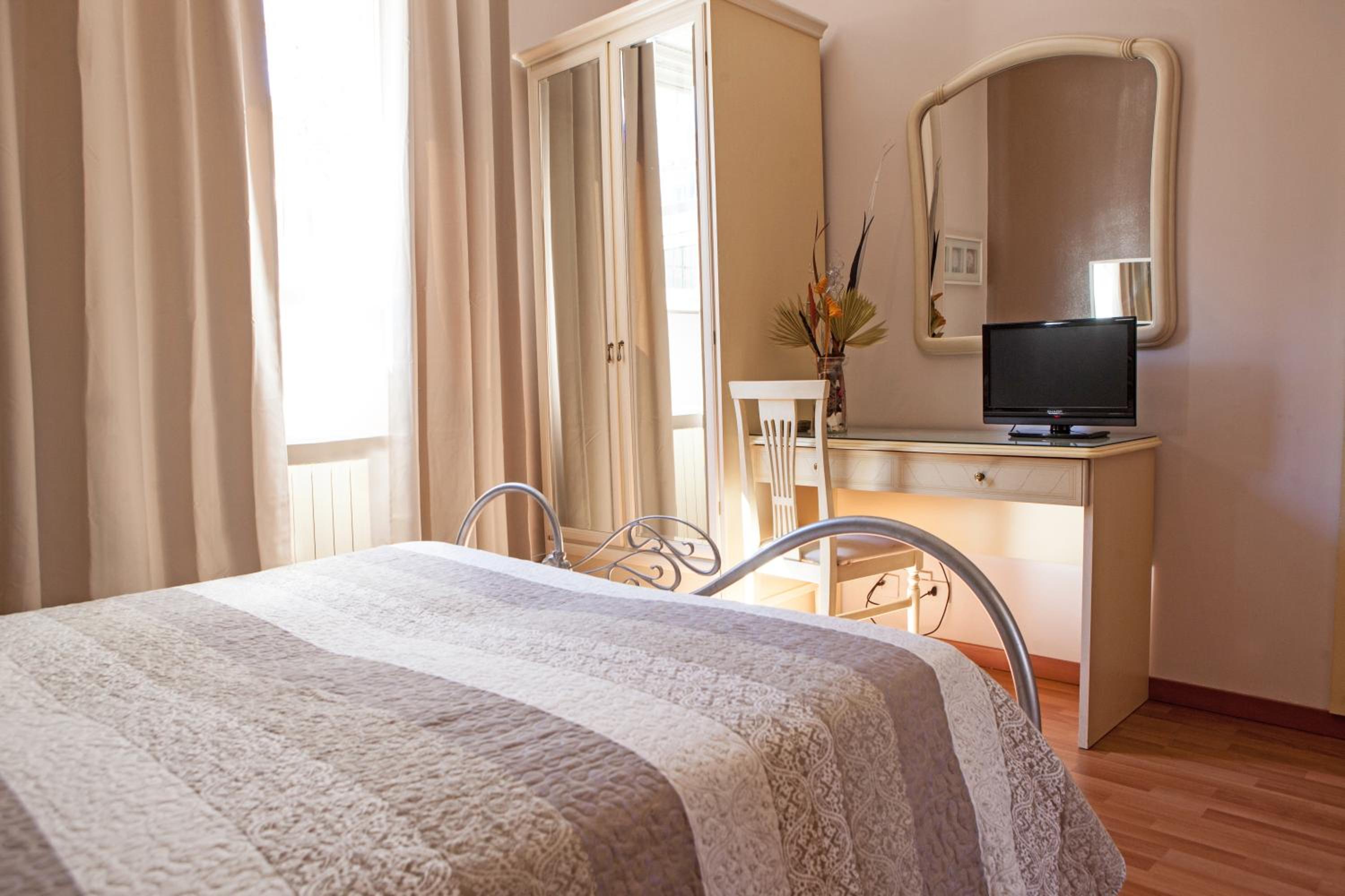 Double Room - Photo 5