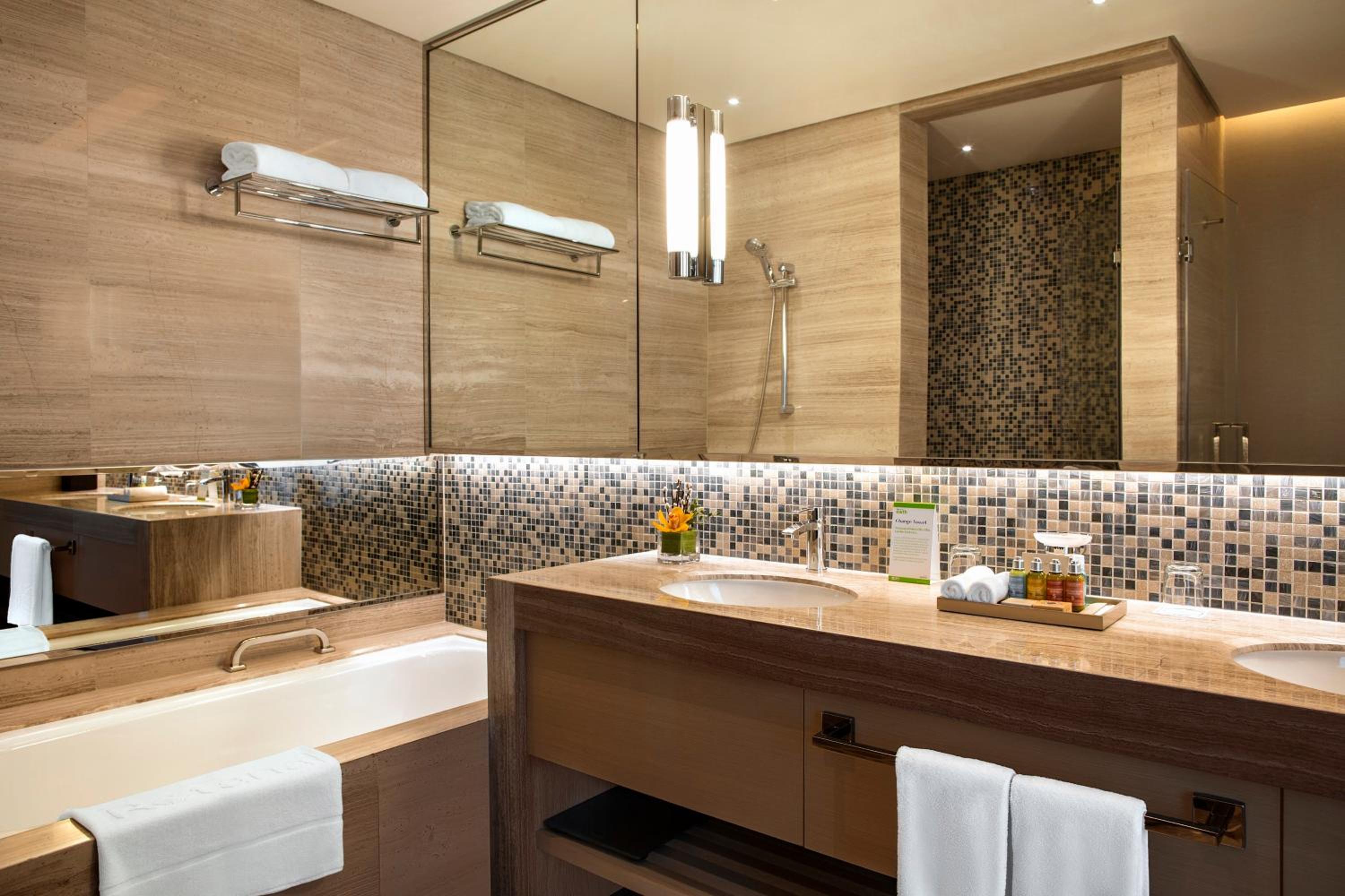 Corner Suite with Lounge Access – King Bed photo 2