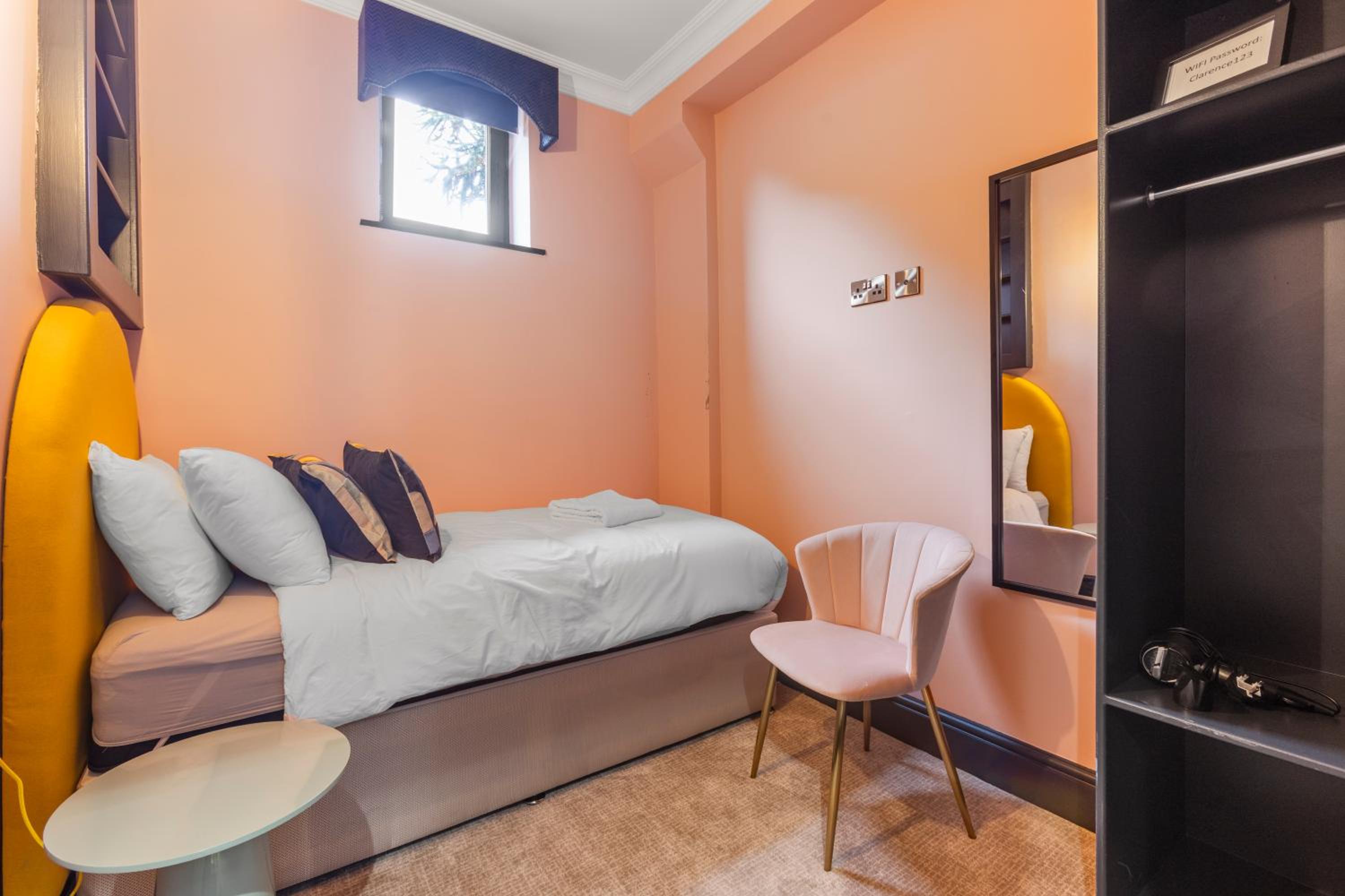 Single Room photo 2