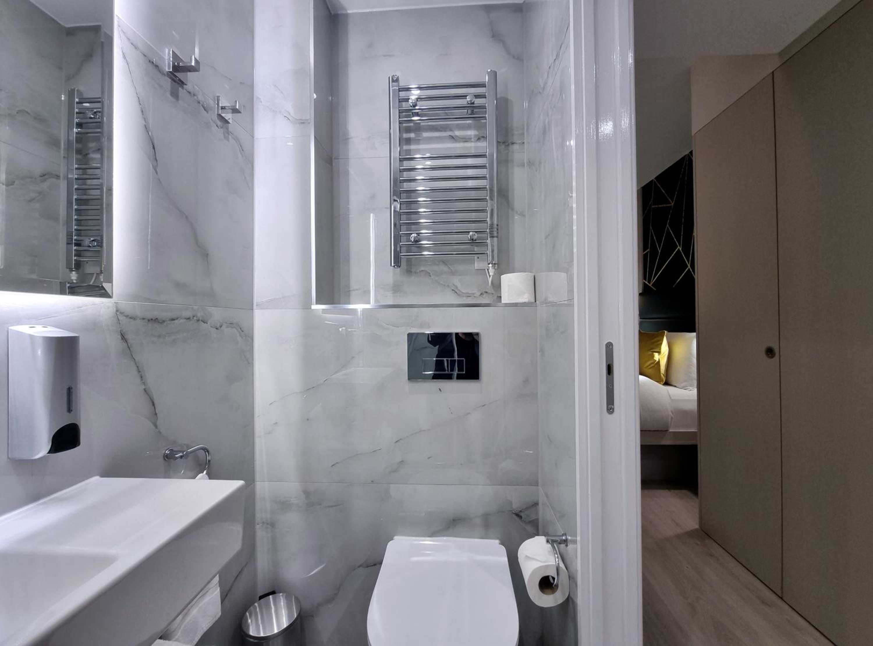 Signature Jacuzzi Suite photo 3
