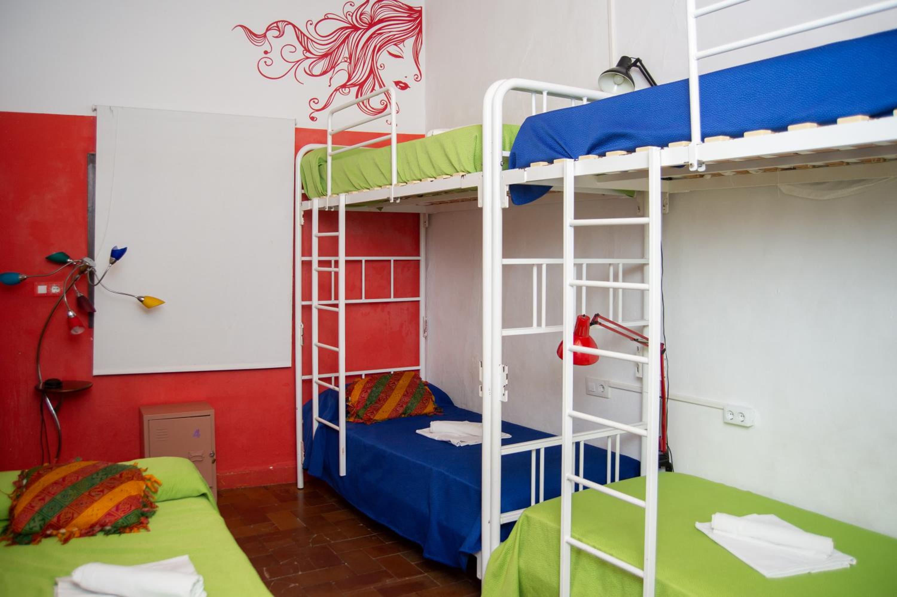 Single Bed in Mixed Dormitory Room