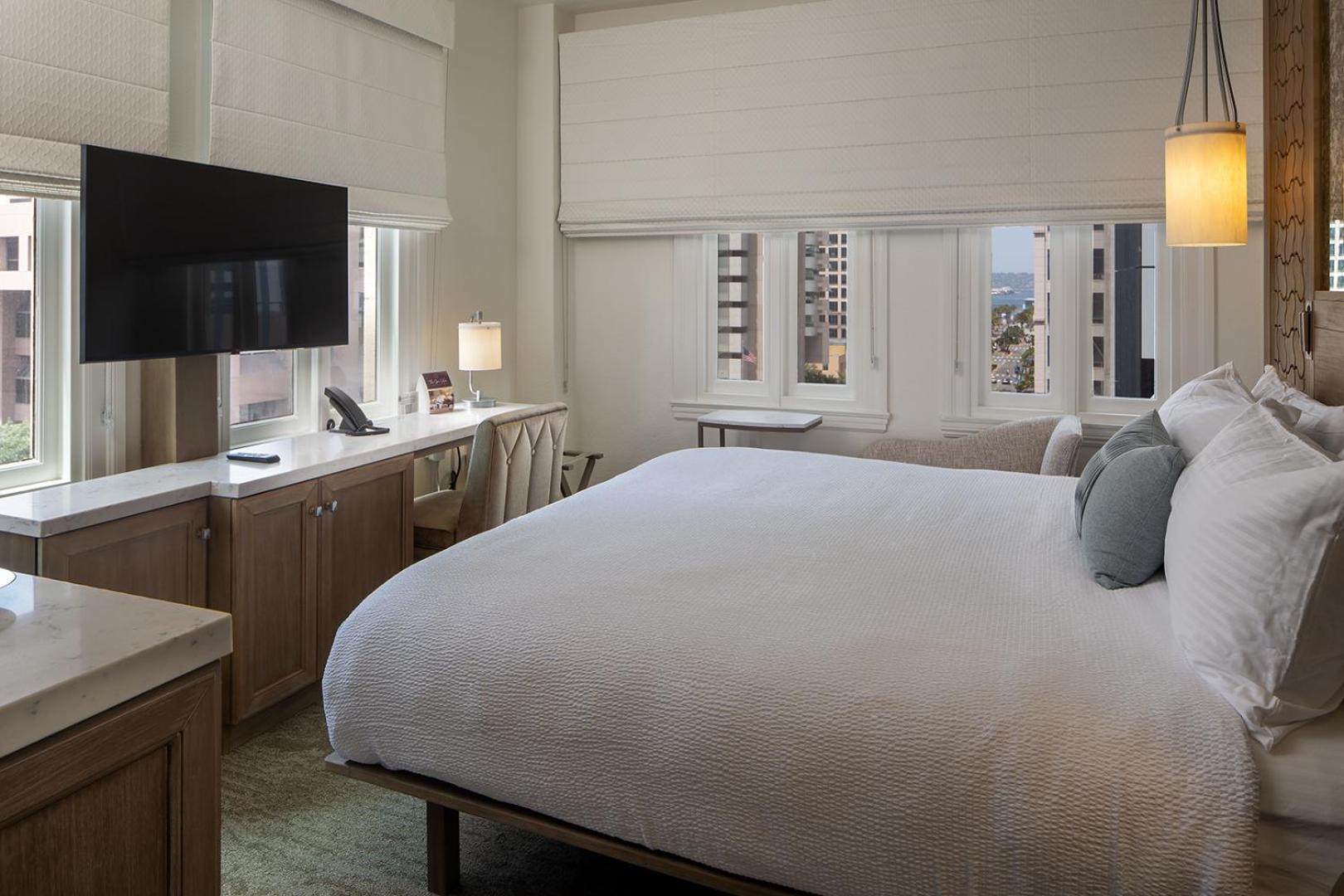Premier Corner King Bed City View photo 3