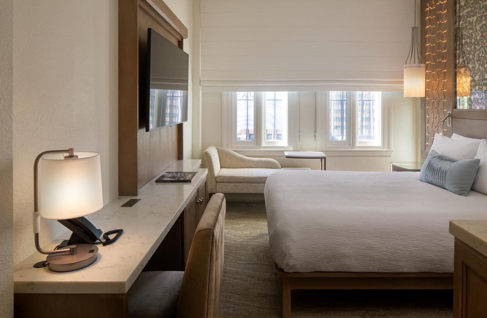 Premier Queen Bed - Photo 6