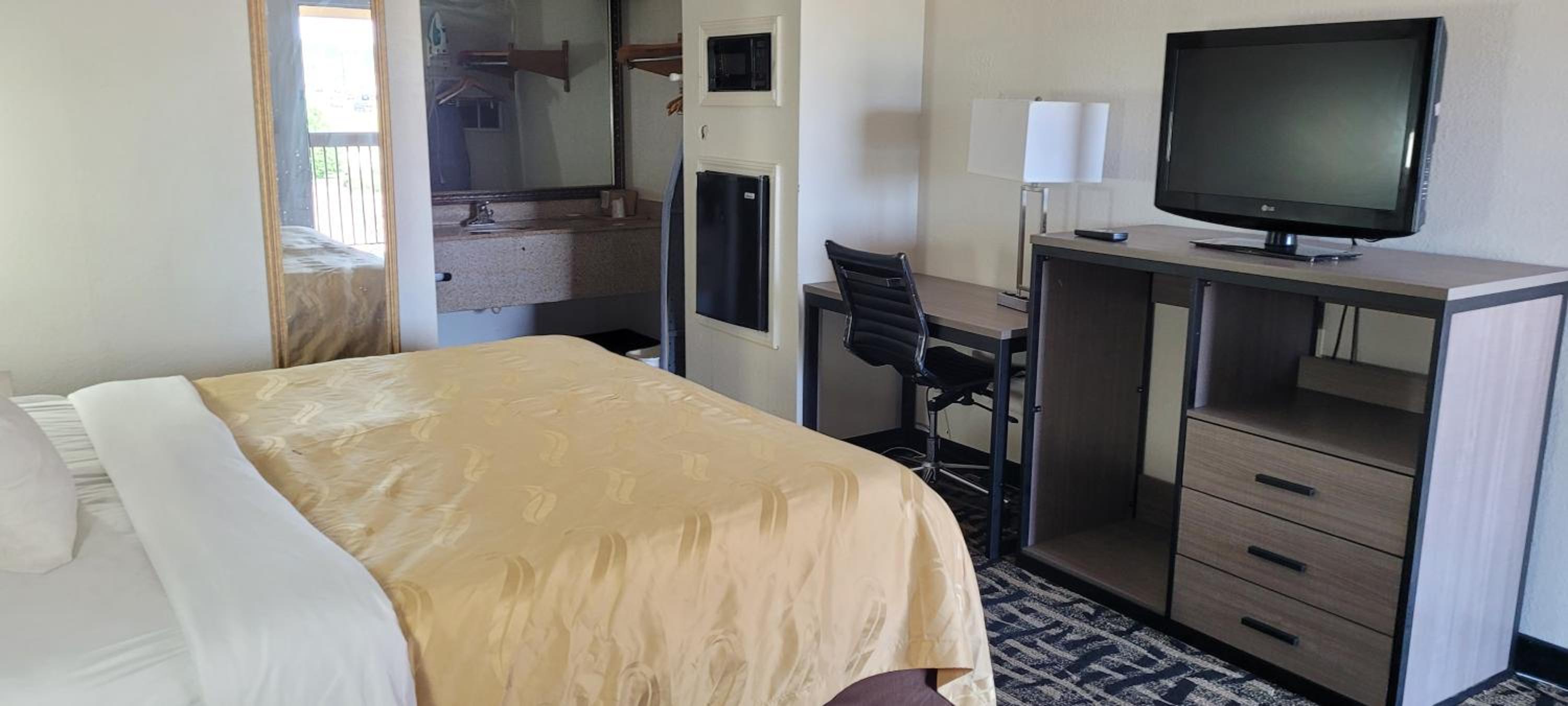 King Room - Disability Access - Non-Smoking - Photo 8