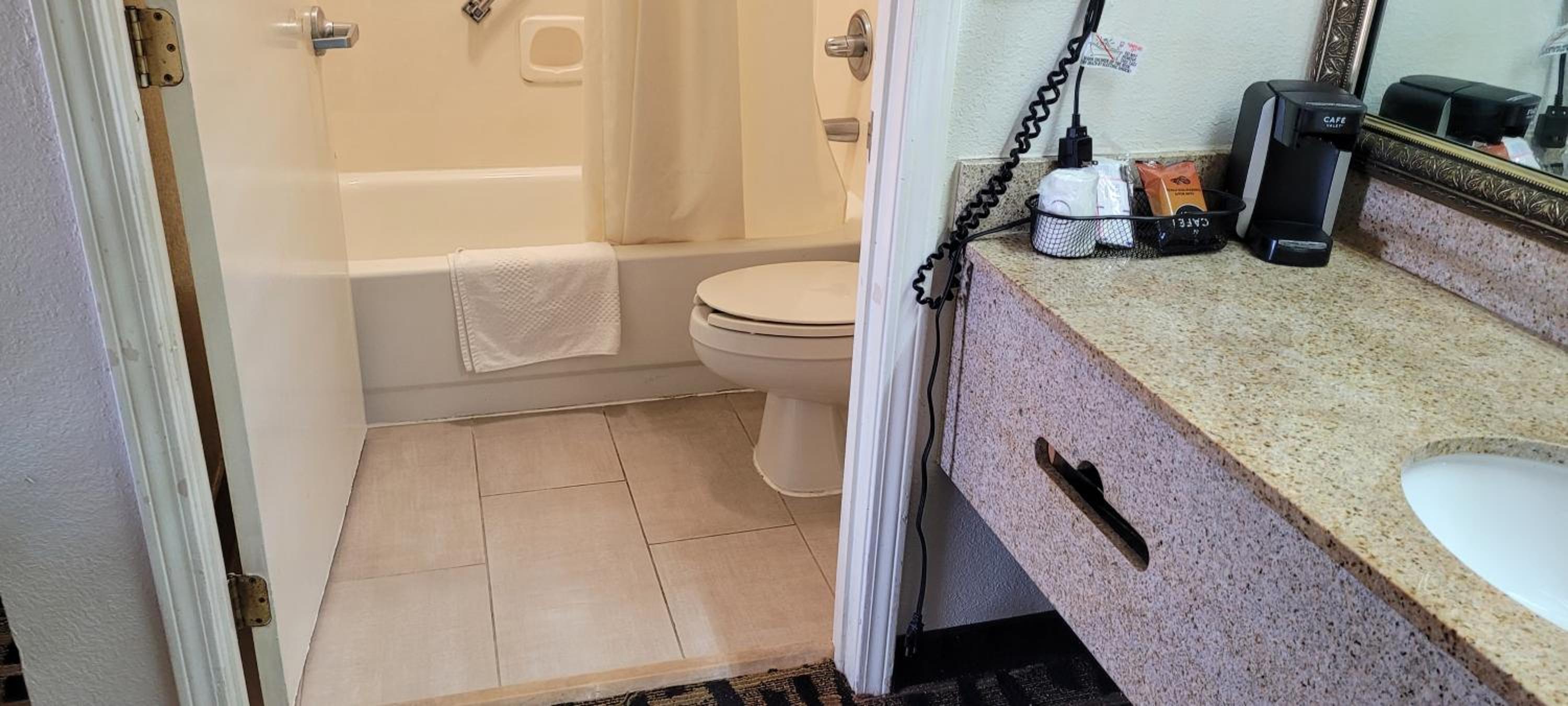 King Room - Disability Access - Non-Smoking - Photo 3