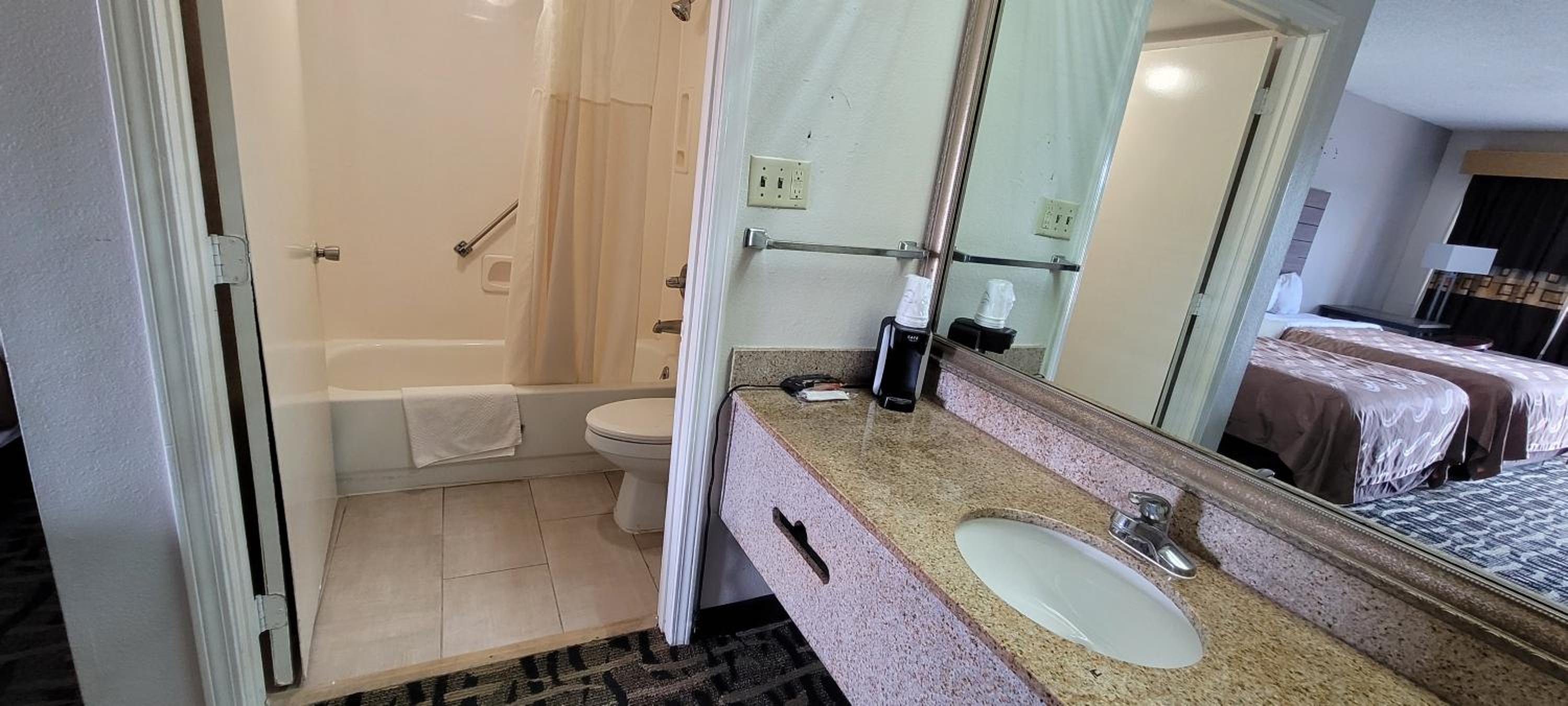 King Room - Disability Access - Non-Smoking - Photo 4