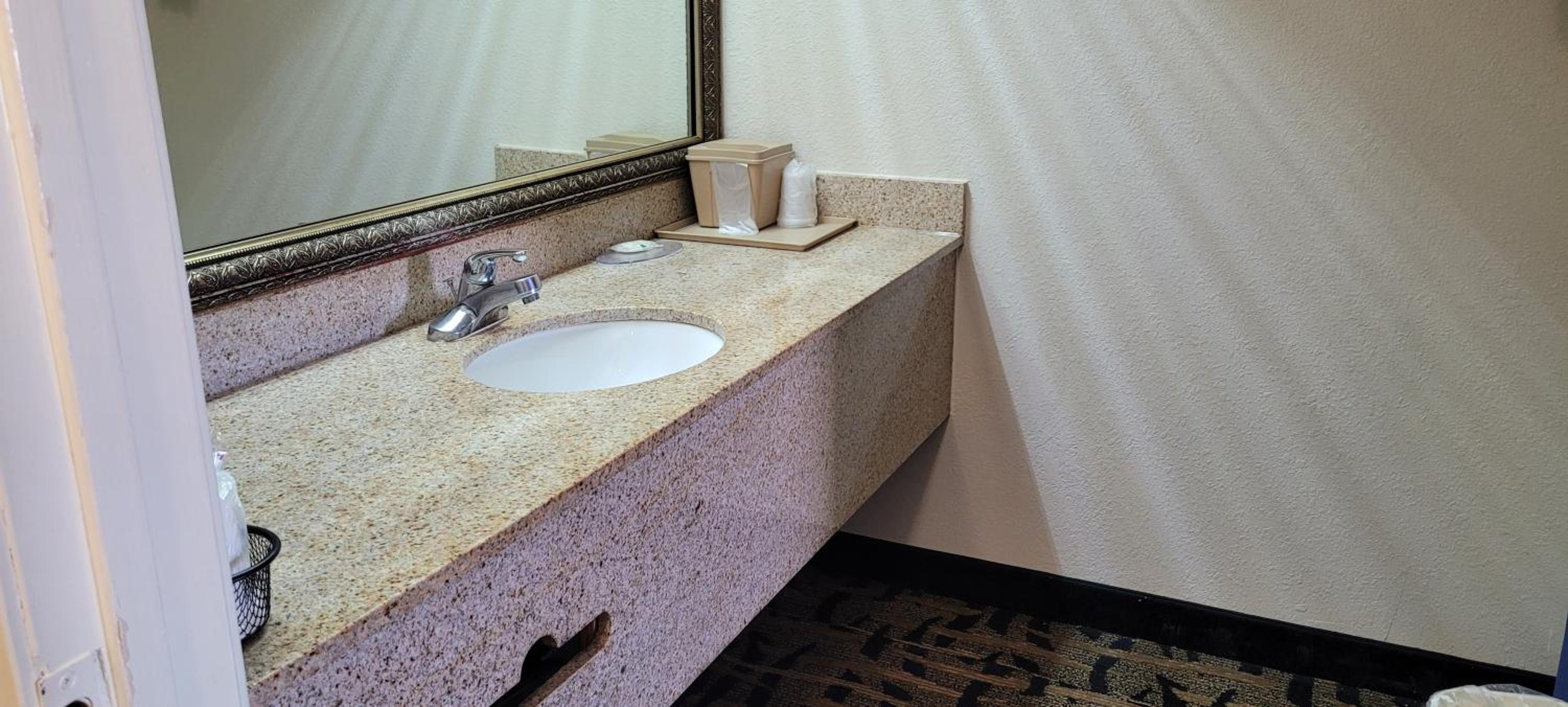 King Room - Disability Access - Non-Smoking - Photo 7