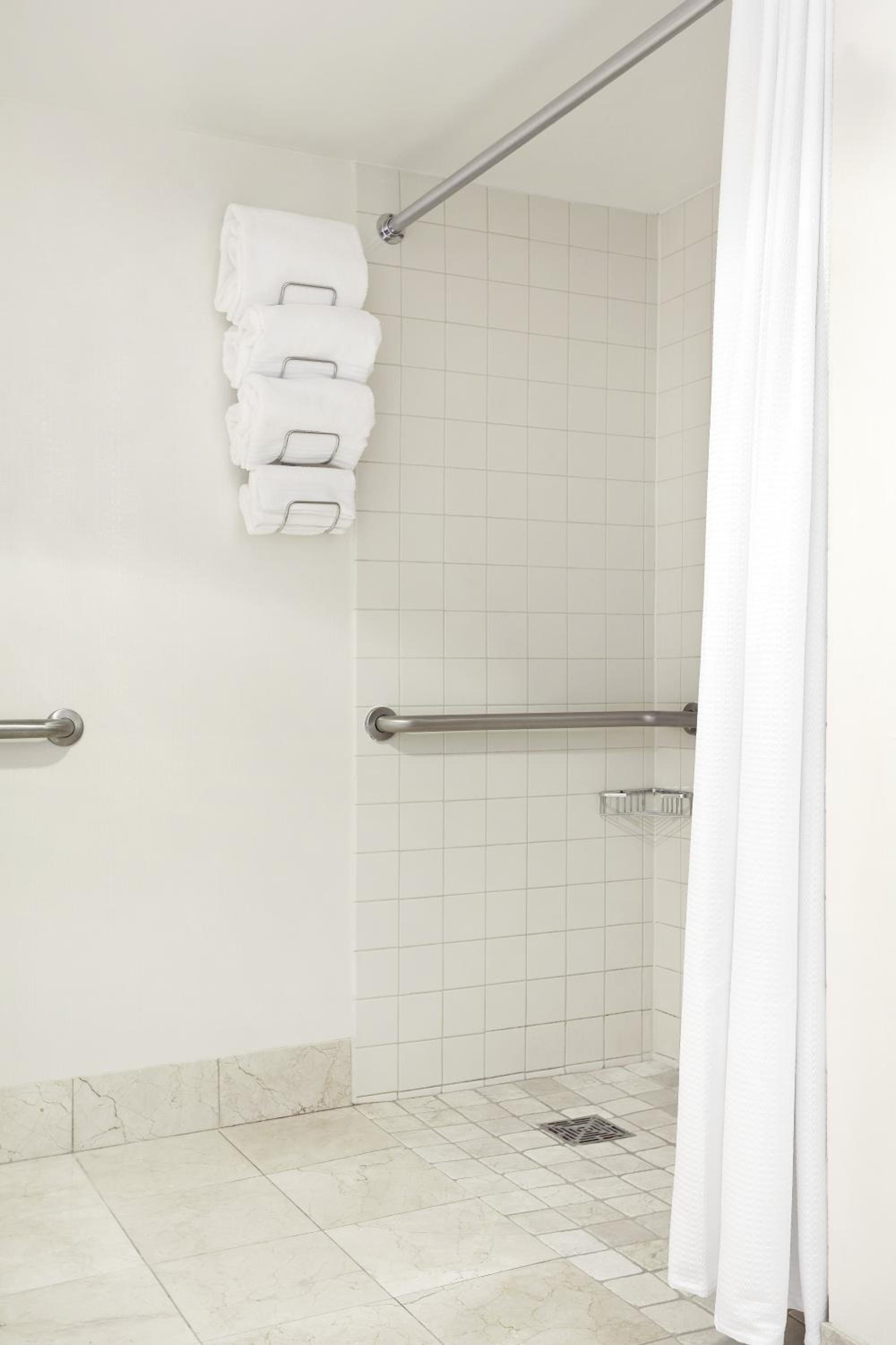 Double Room with Two Double Beds - Mobility and Hearing Accessible with Roll-in Shower - Photo 3