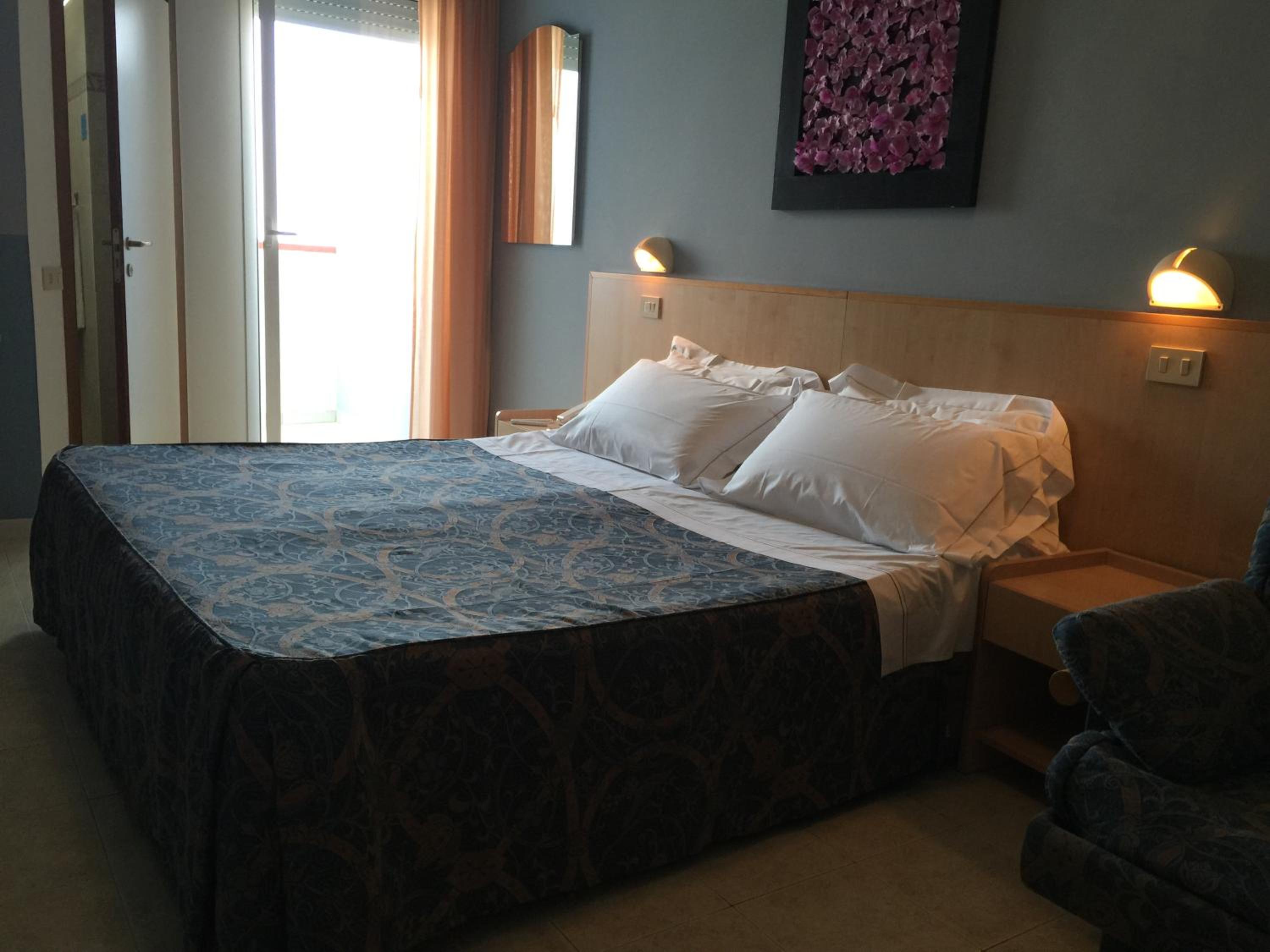 Double or Twin Room with Sea View photo 3