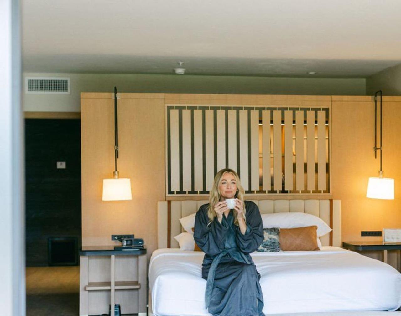 Deluxe King Room - Photo 2