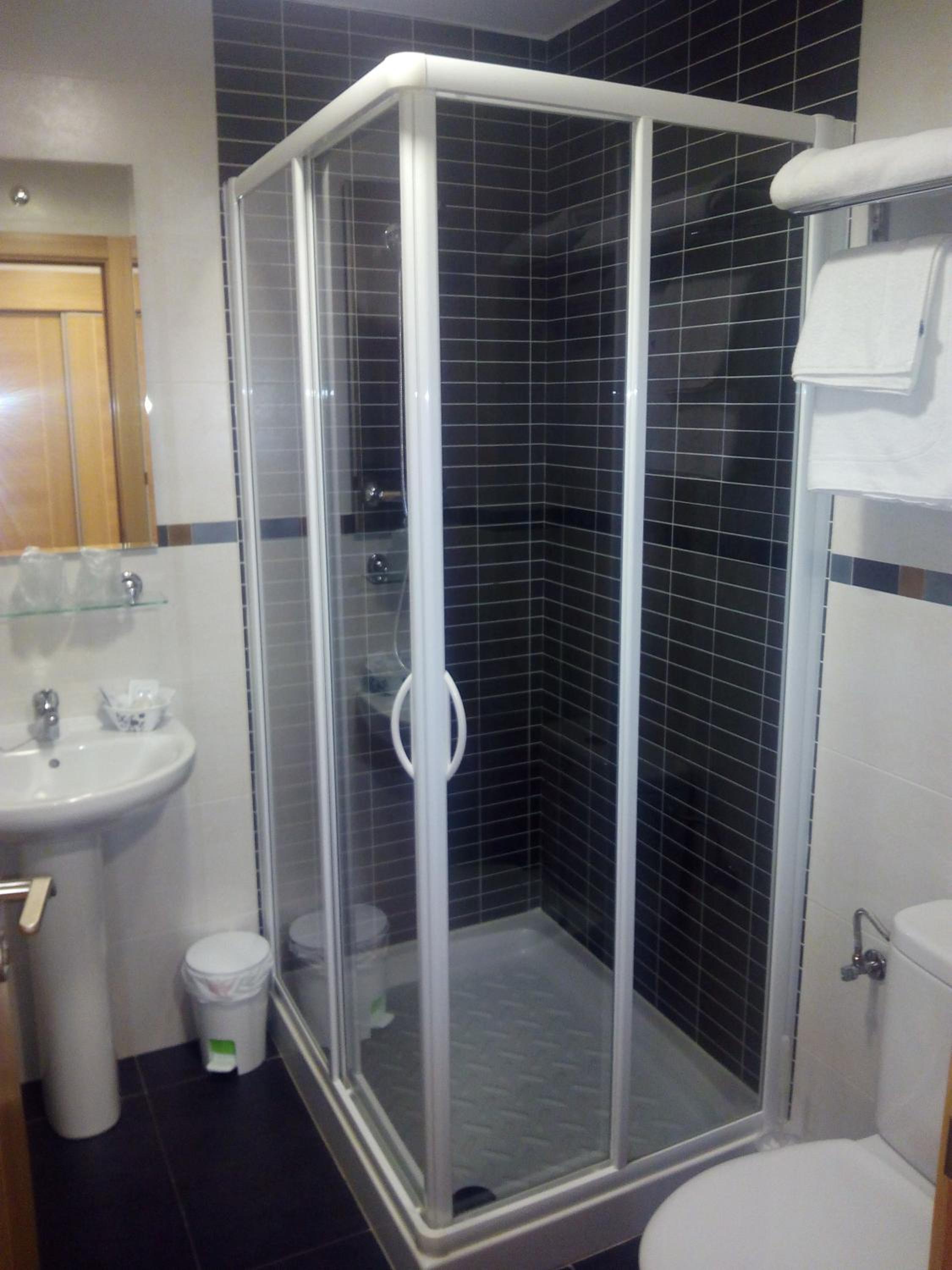 Twin Room - Photo 9