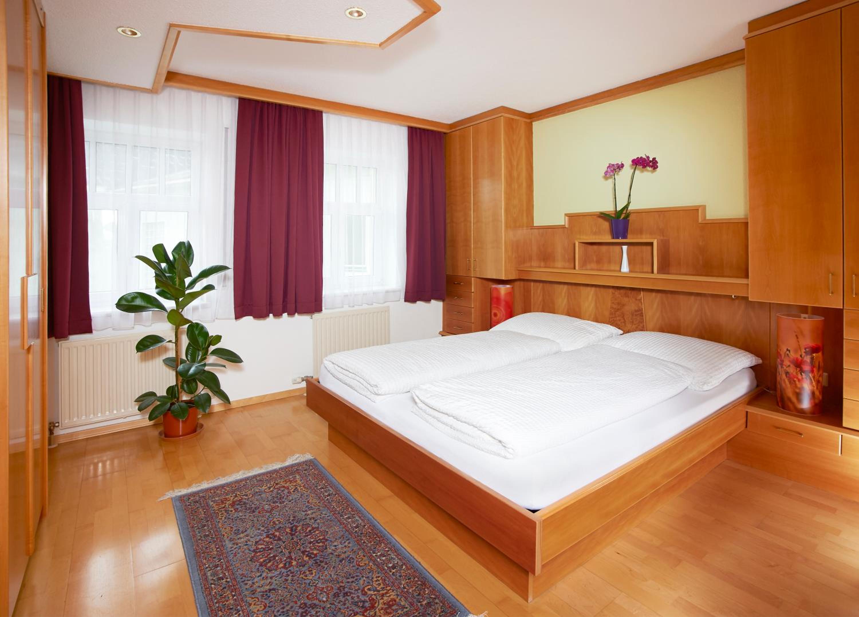 Three-Bedroom Apartment with Balcony photo 3