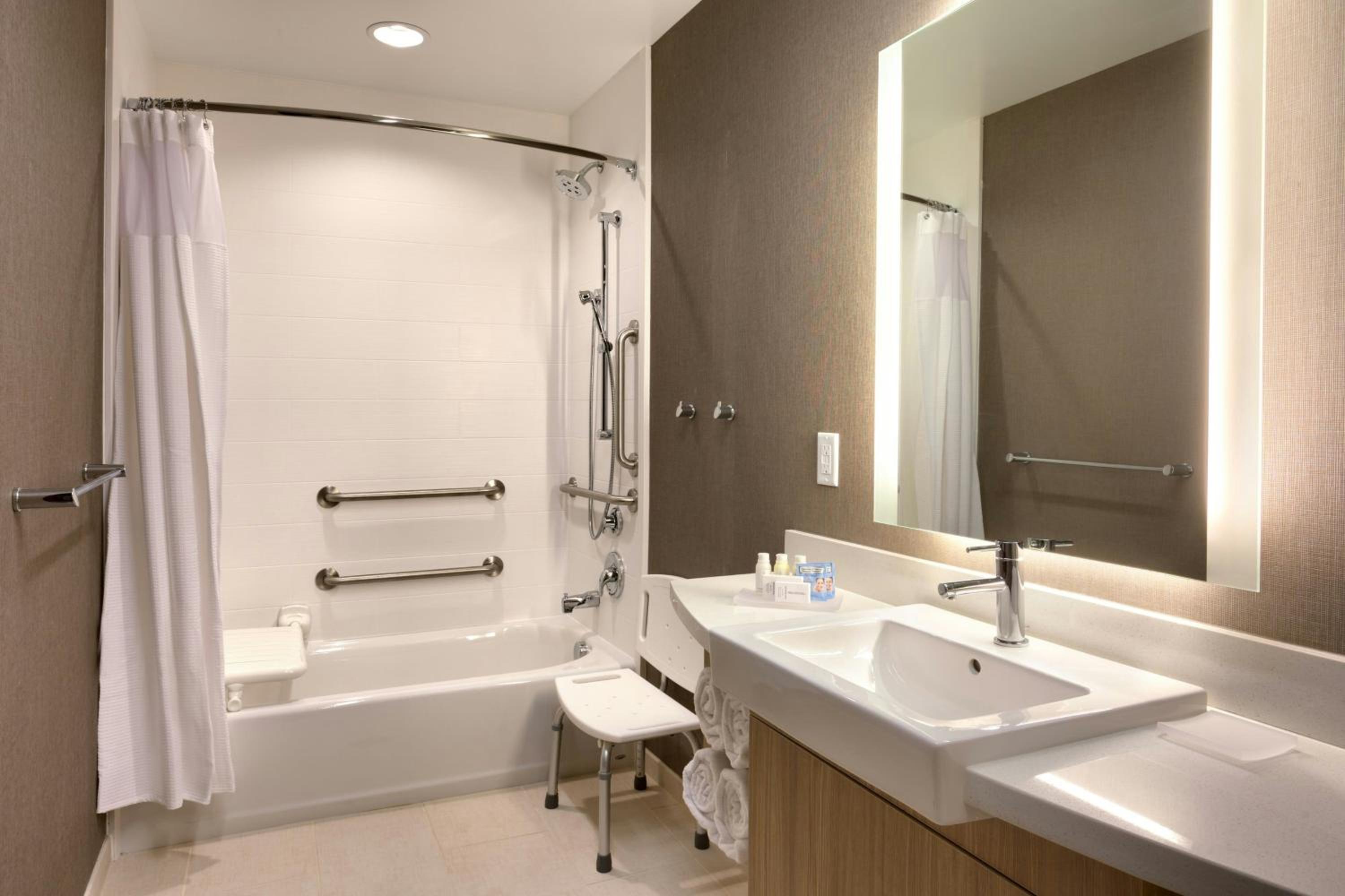 2 Queen Suite with Sofa Bed - Mobility Accessible w/Tub