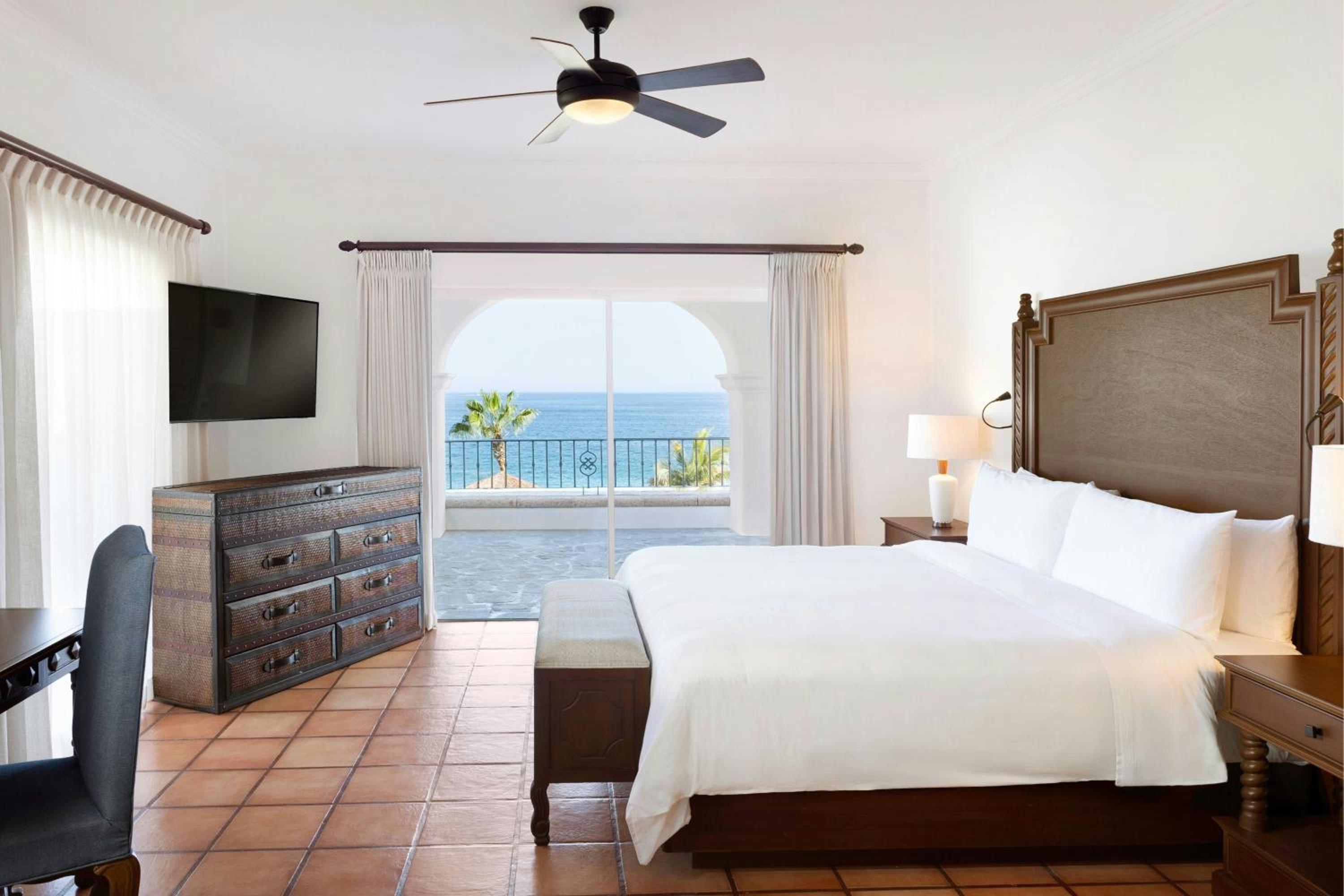 One-Bedroom Arcos King Suite with Sofa Bed - Oceanfront
