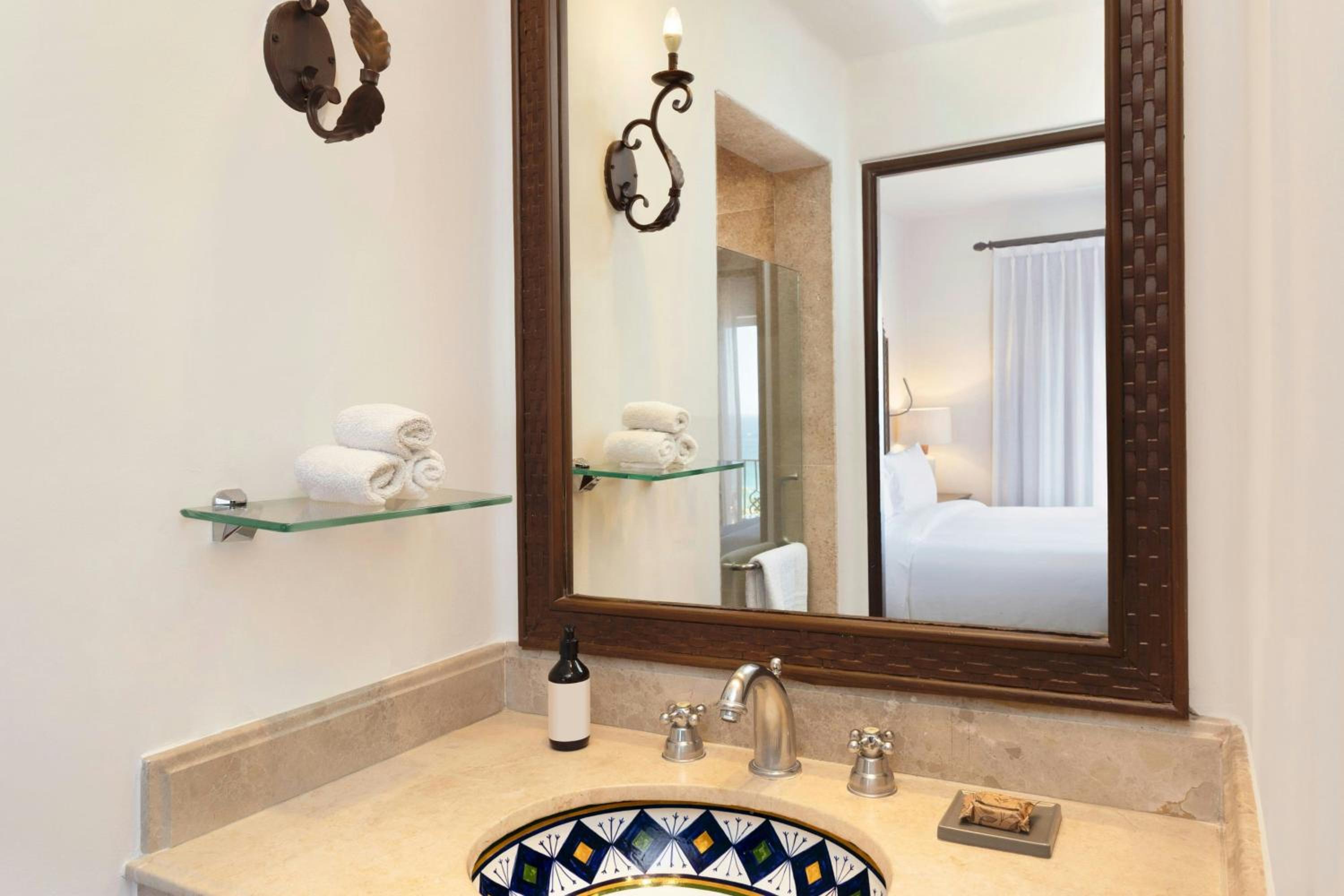 Bi-Level Deluxe Room with Ocean View and Balcony thumbnail 5