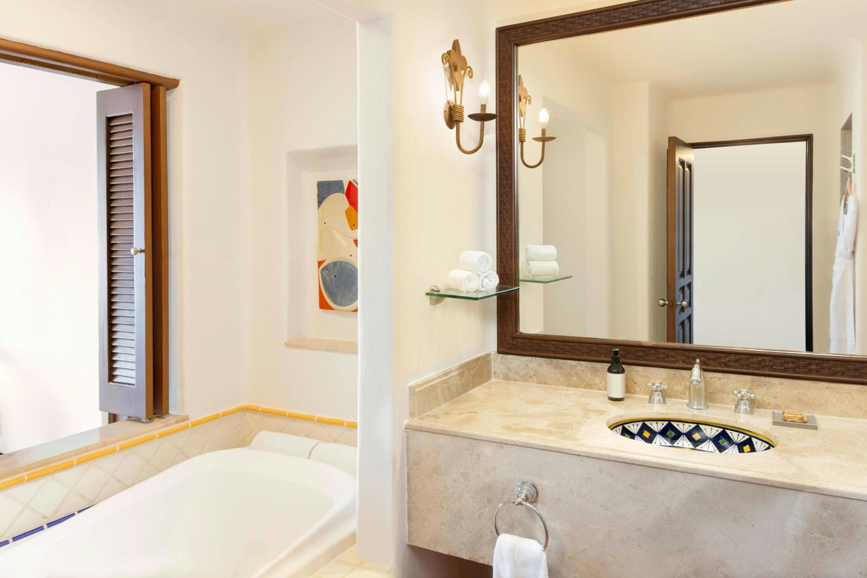 Three-Bedroom Misiones Suite - Oceanfront with Balcony thumbnail 6