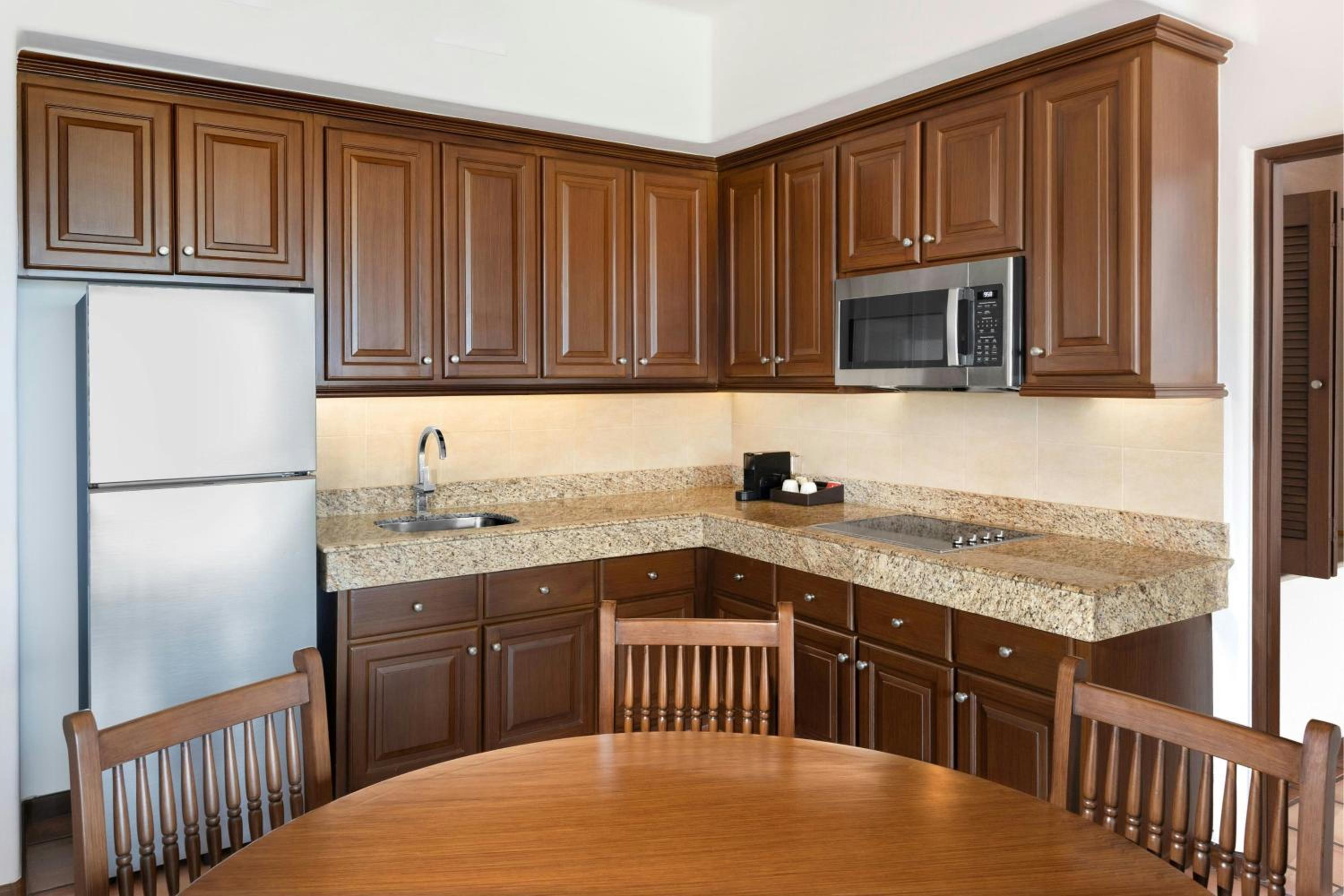 One-Bedroom Arcos King Suite with Sofa Bed - Oceanfront thumbnail 5