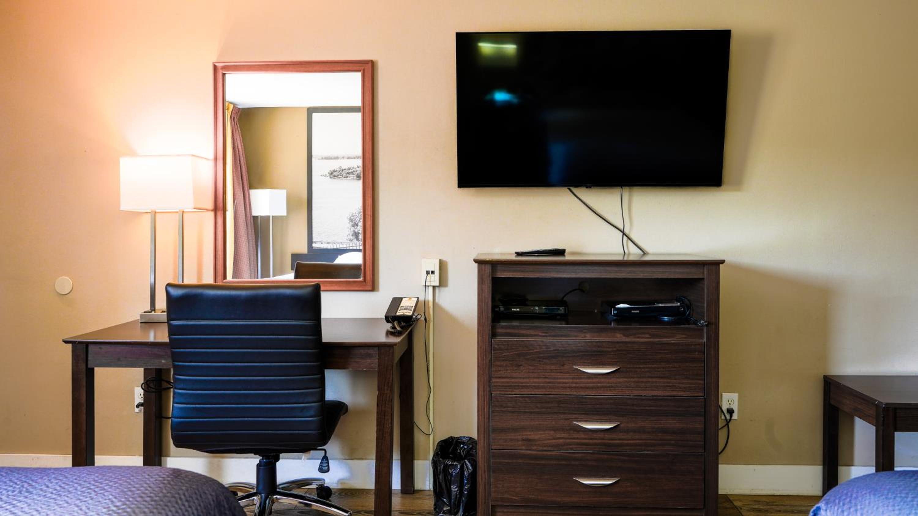 Queen Room with Two Queen Beds - Pet Friendly/Non-Smoking photo 3