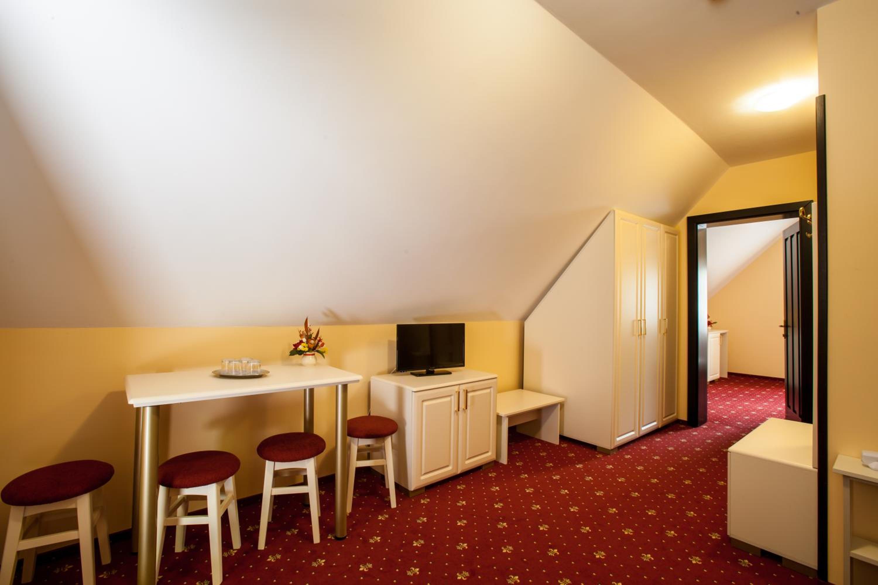 One-Bedroom Suite - Photo 3