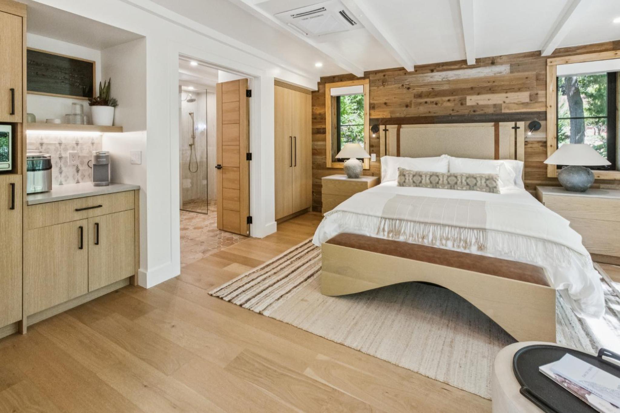Deluxe King Suite