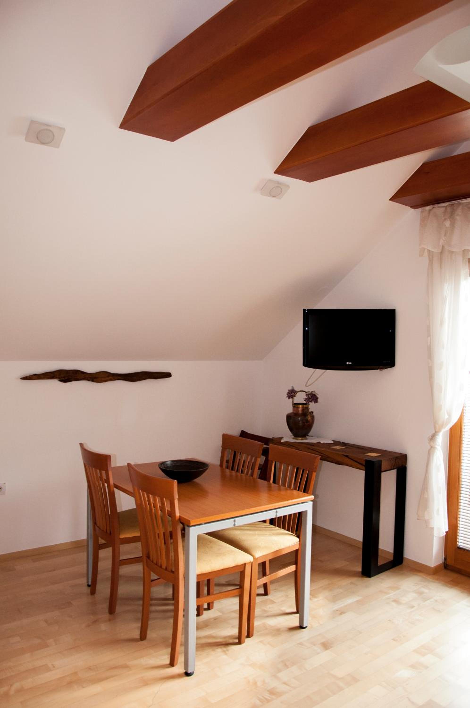 Large Suite - Photo 14
