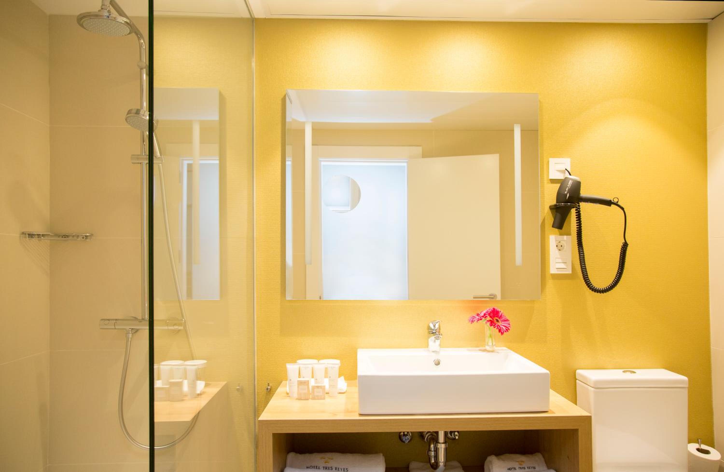 Standard Double or Twin Room - Photo 13