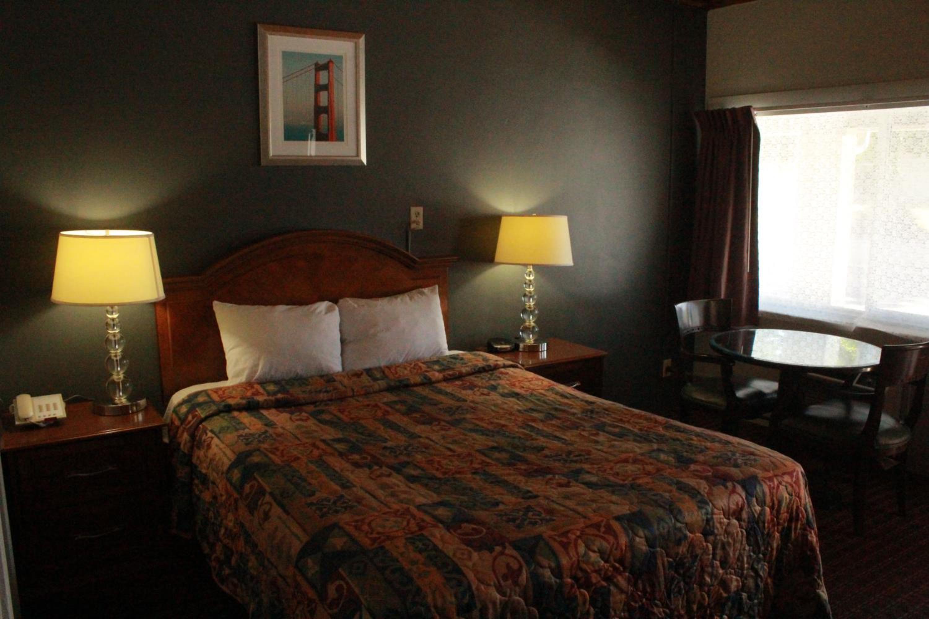 Queen Room - Non-Smoking - Photo 1