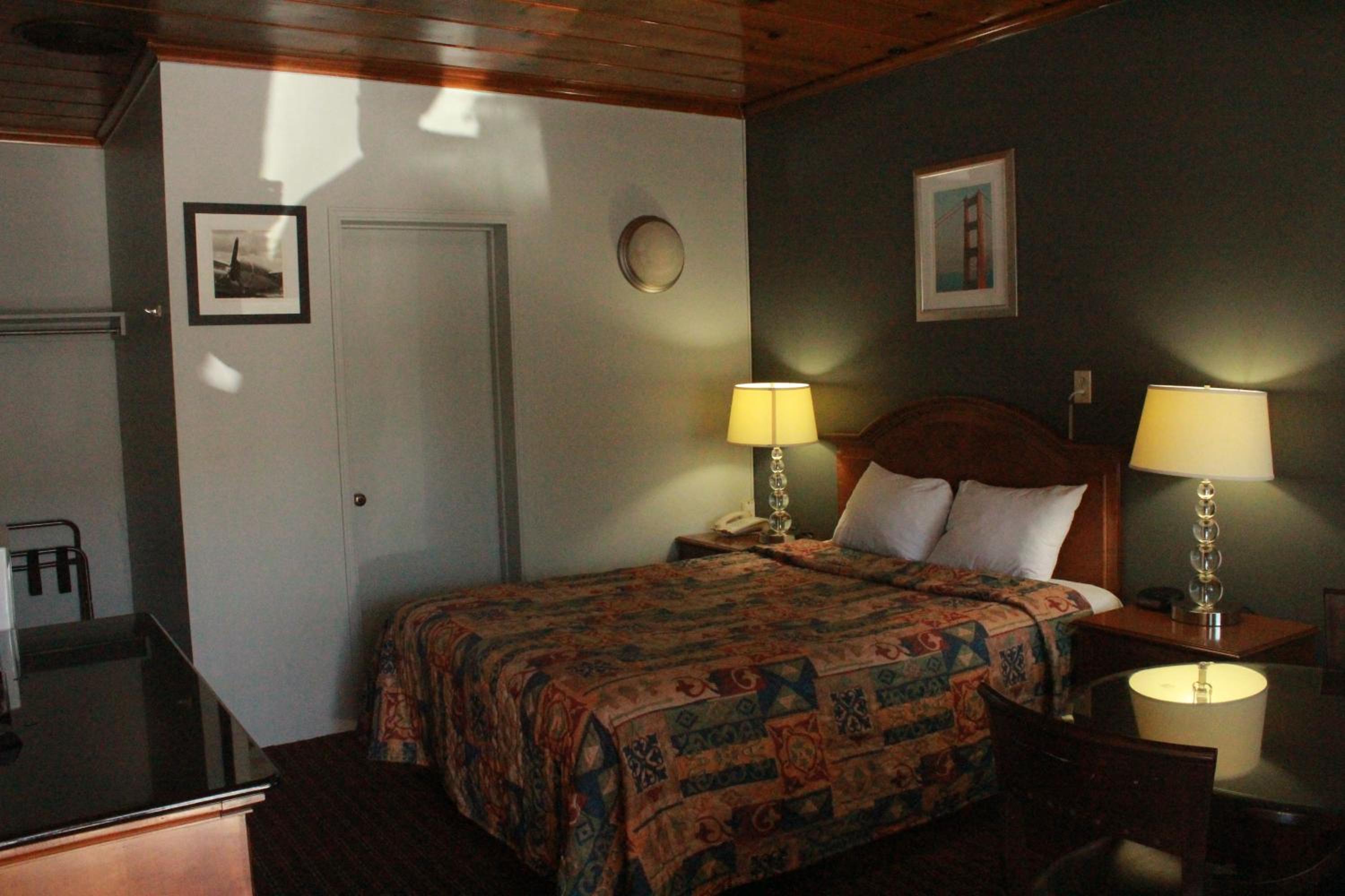 Queen Room - Non-Smoking - Photo 8
