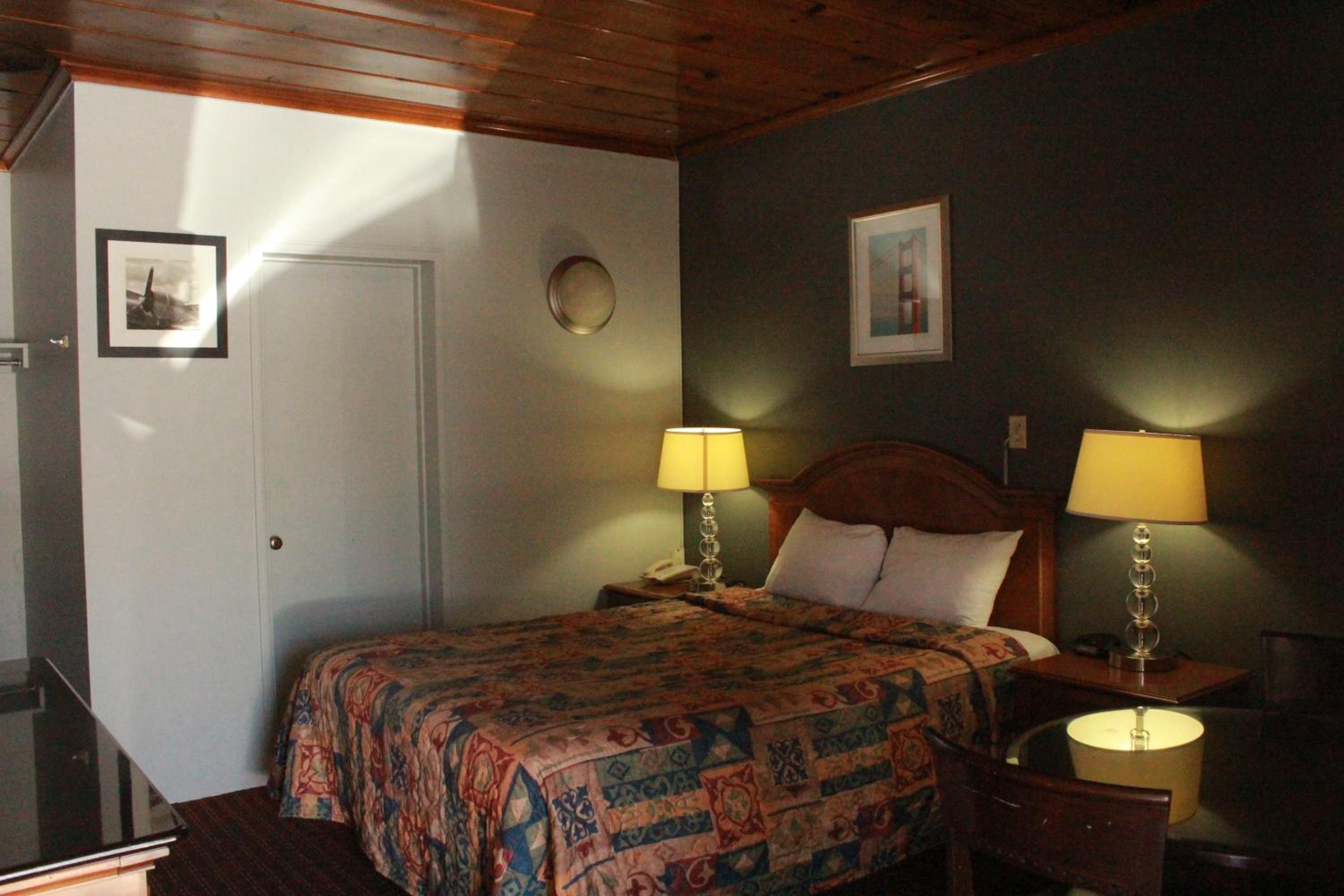 Queen Room - Non-Smoking - Photo 9