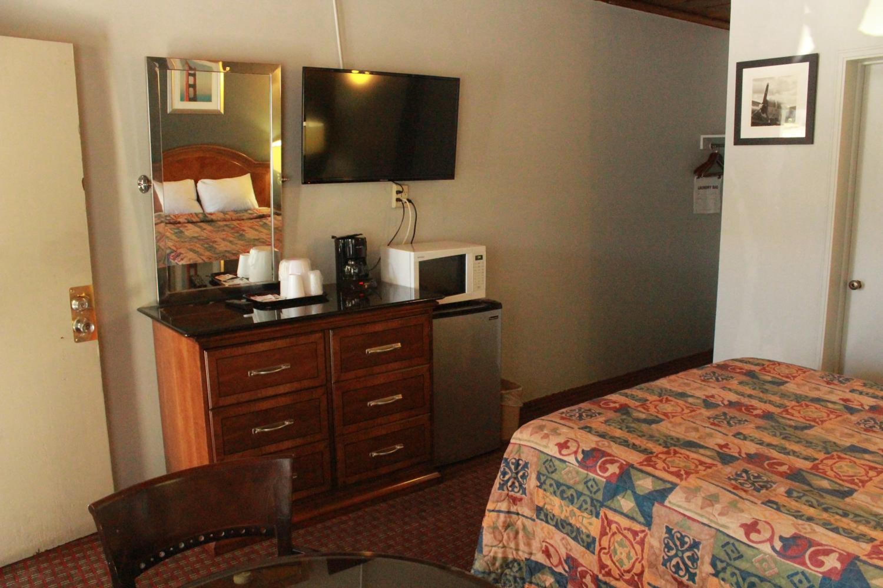 Queen Room - Non-Smoking - Photo 10