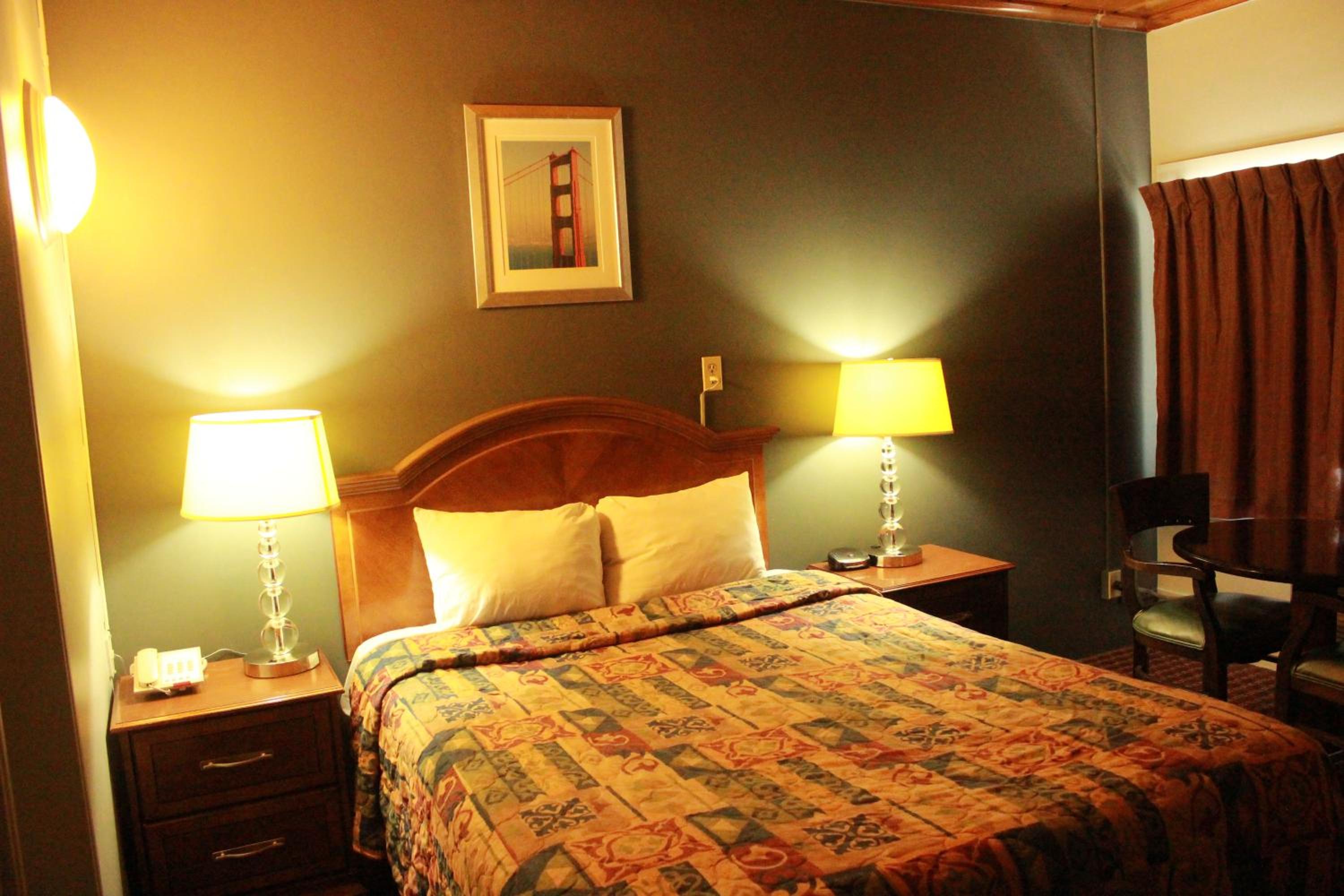 Queen Room - Non-Smoking - Photo 11
