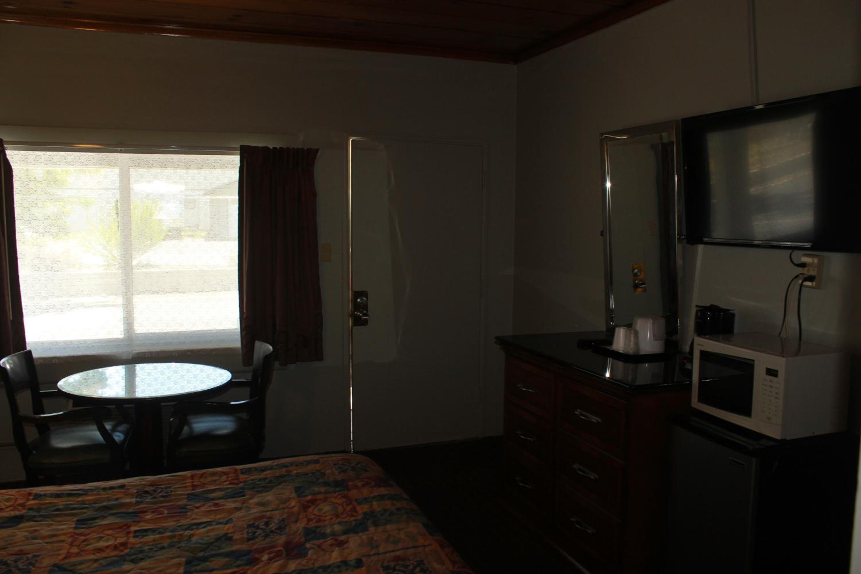 Queen Room - Non-Smoking - Photo 3