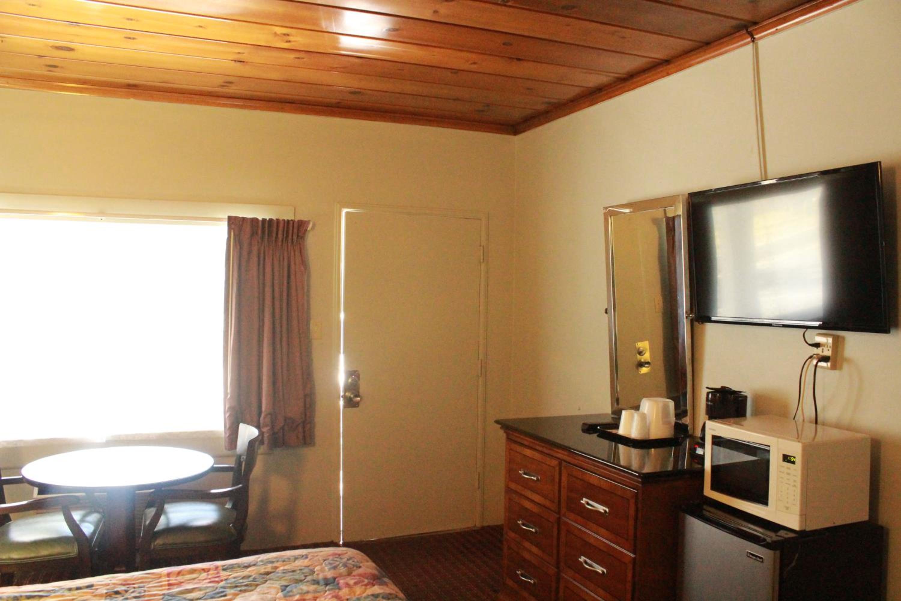 Queen Room - Non-Smoking - Photo 4