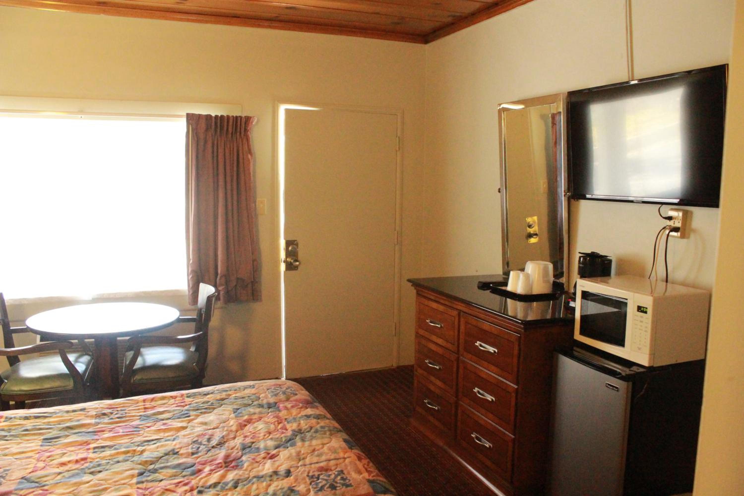 Queen Room - Non-Smoking - Photo 5