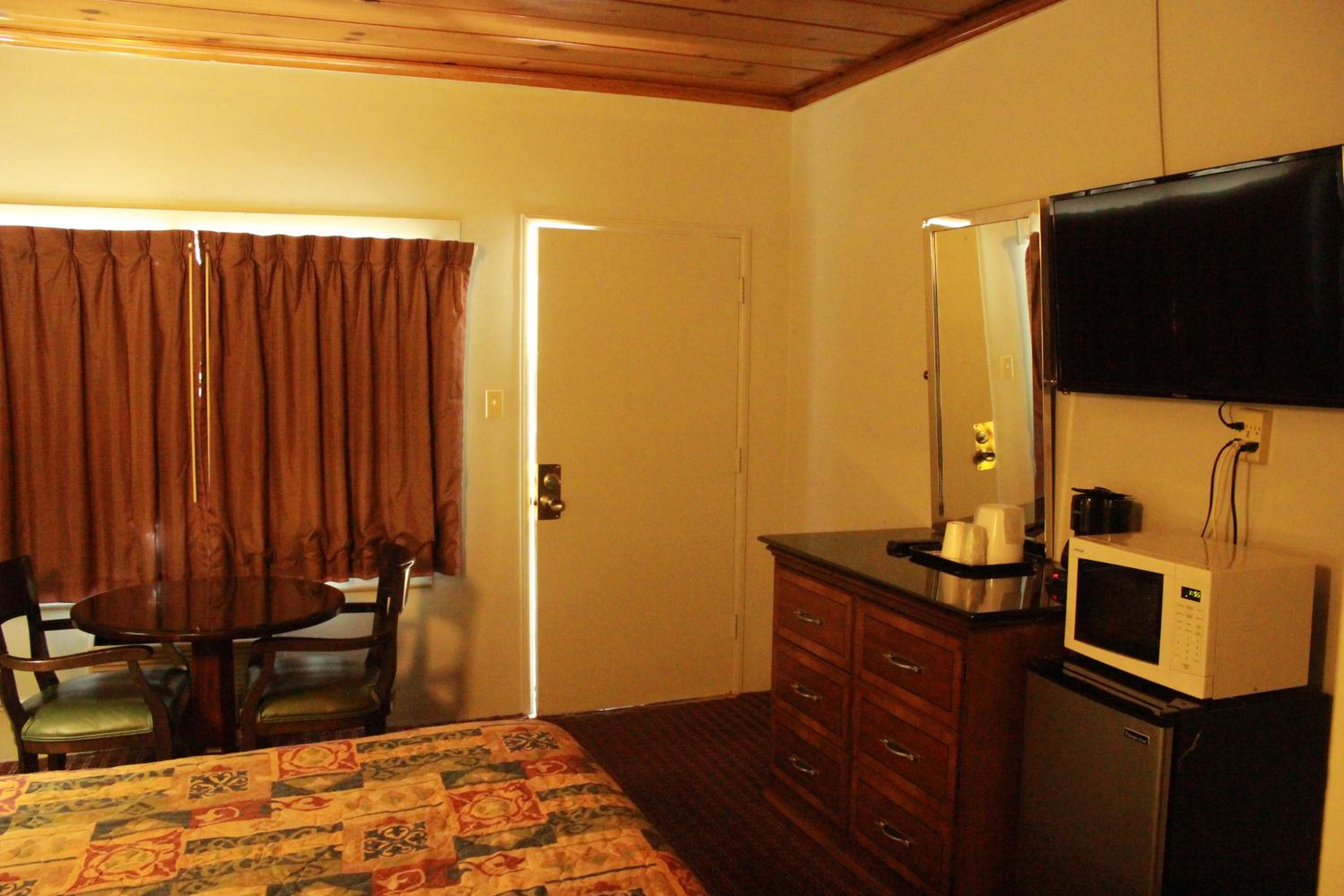 Queen Room - Non-Smoking - Photo 6
