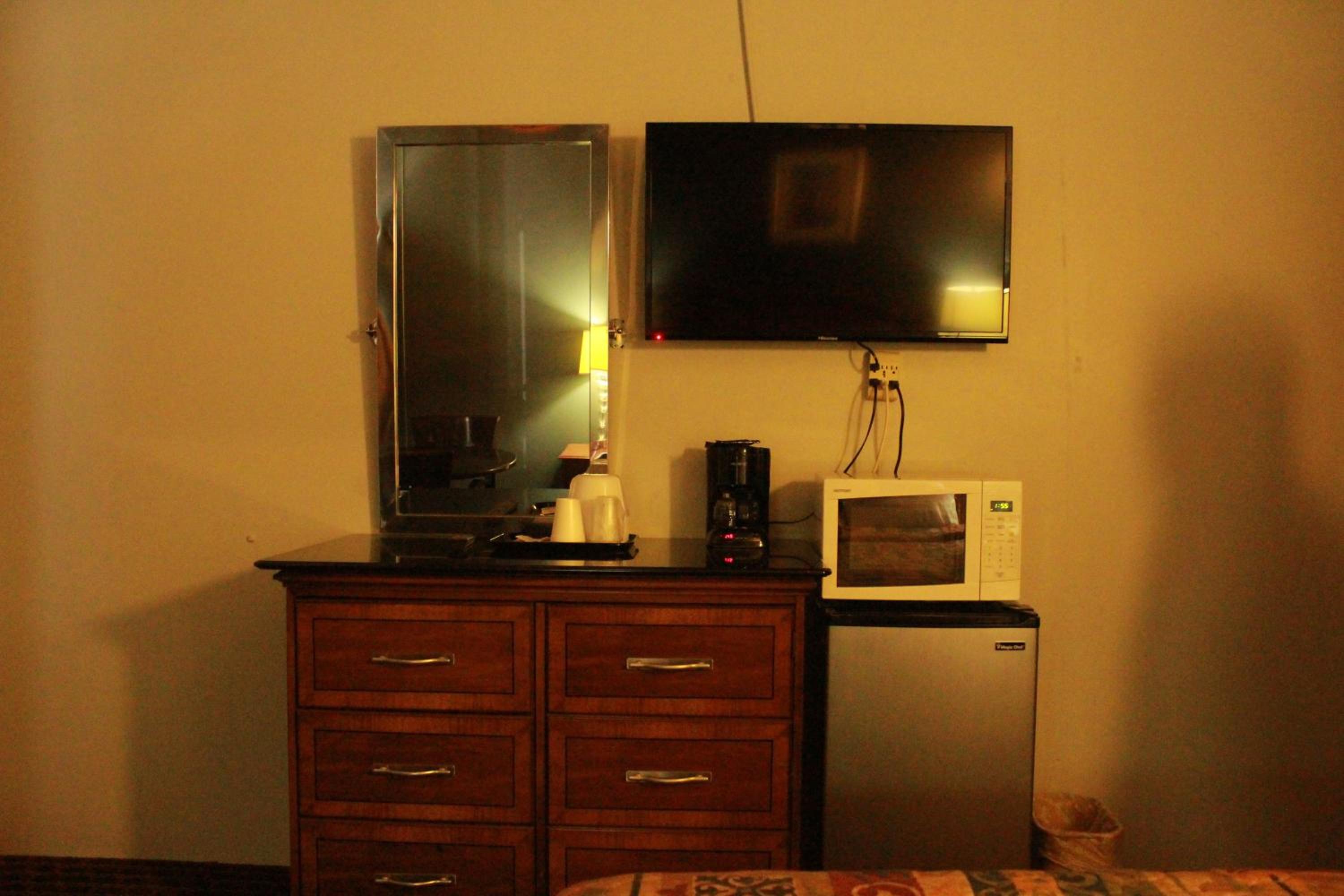 Queen Room - Non-Smoking - Photo 7