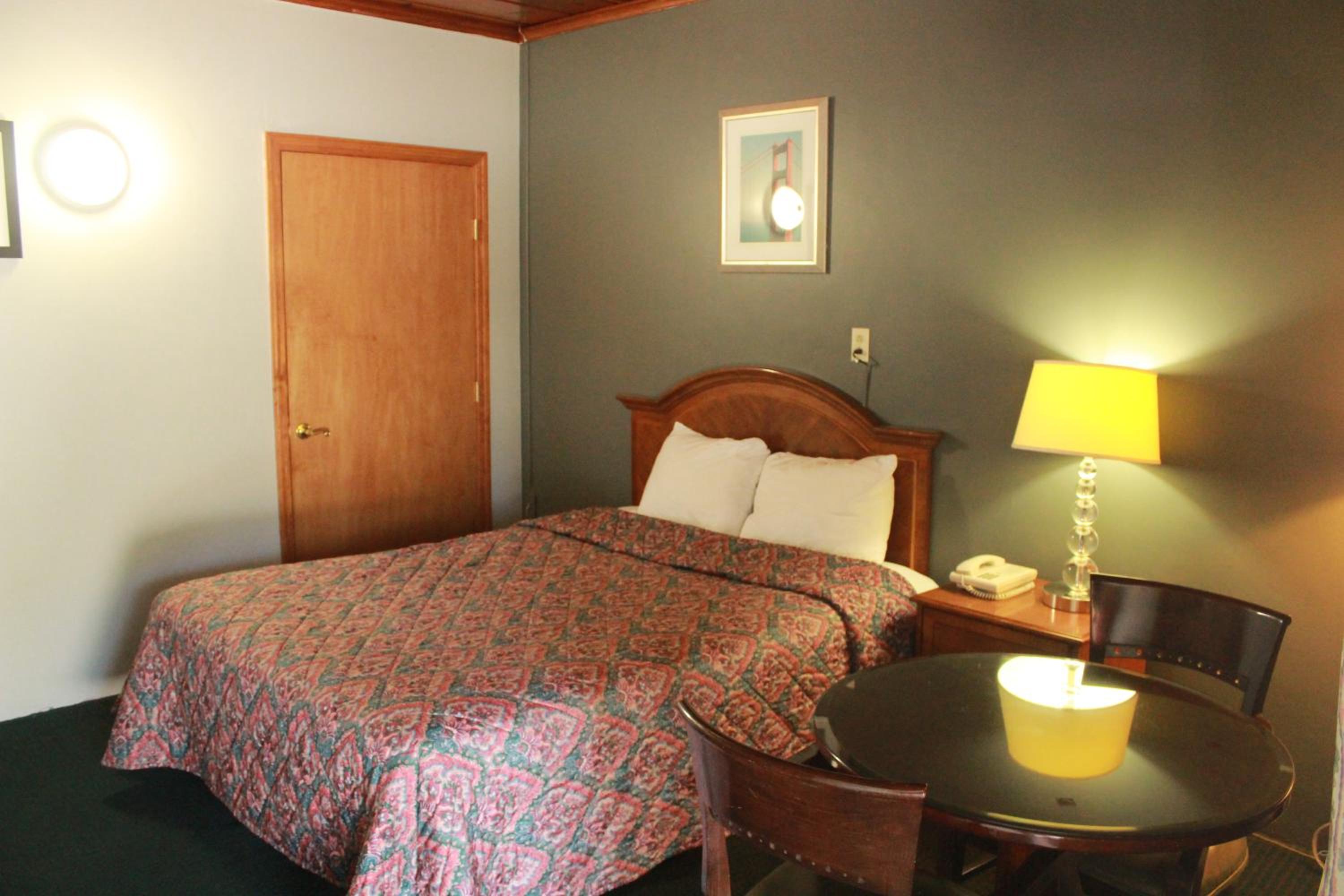 Queen Room - Disability Access/Non-Smoking