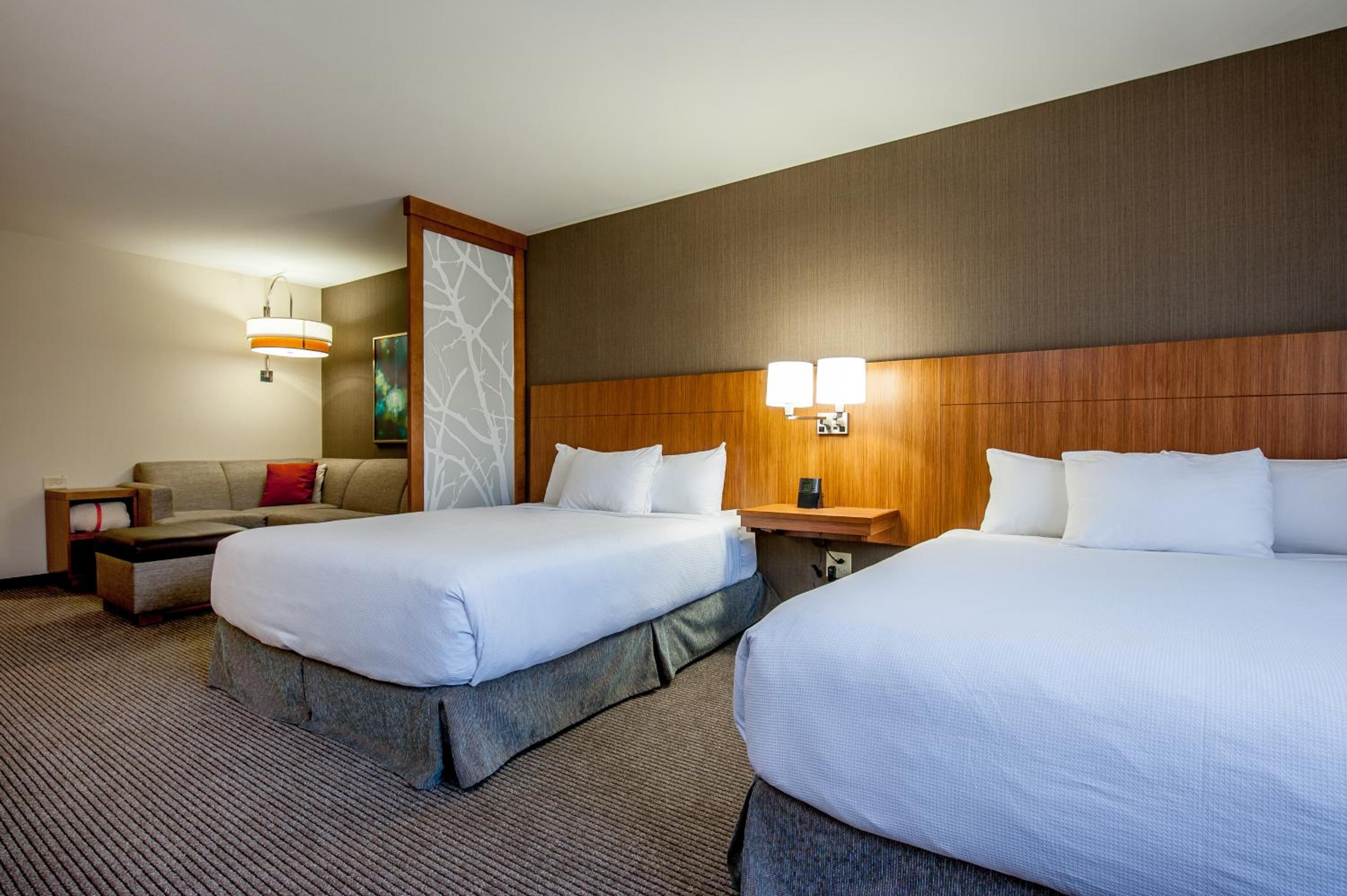 Queen Room With Two Queen Beds And Sofa Bed photo 1