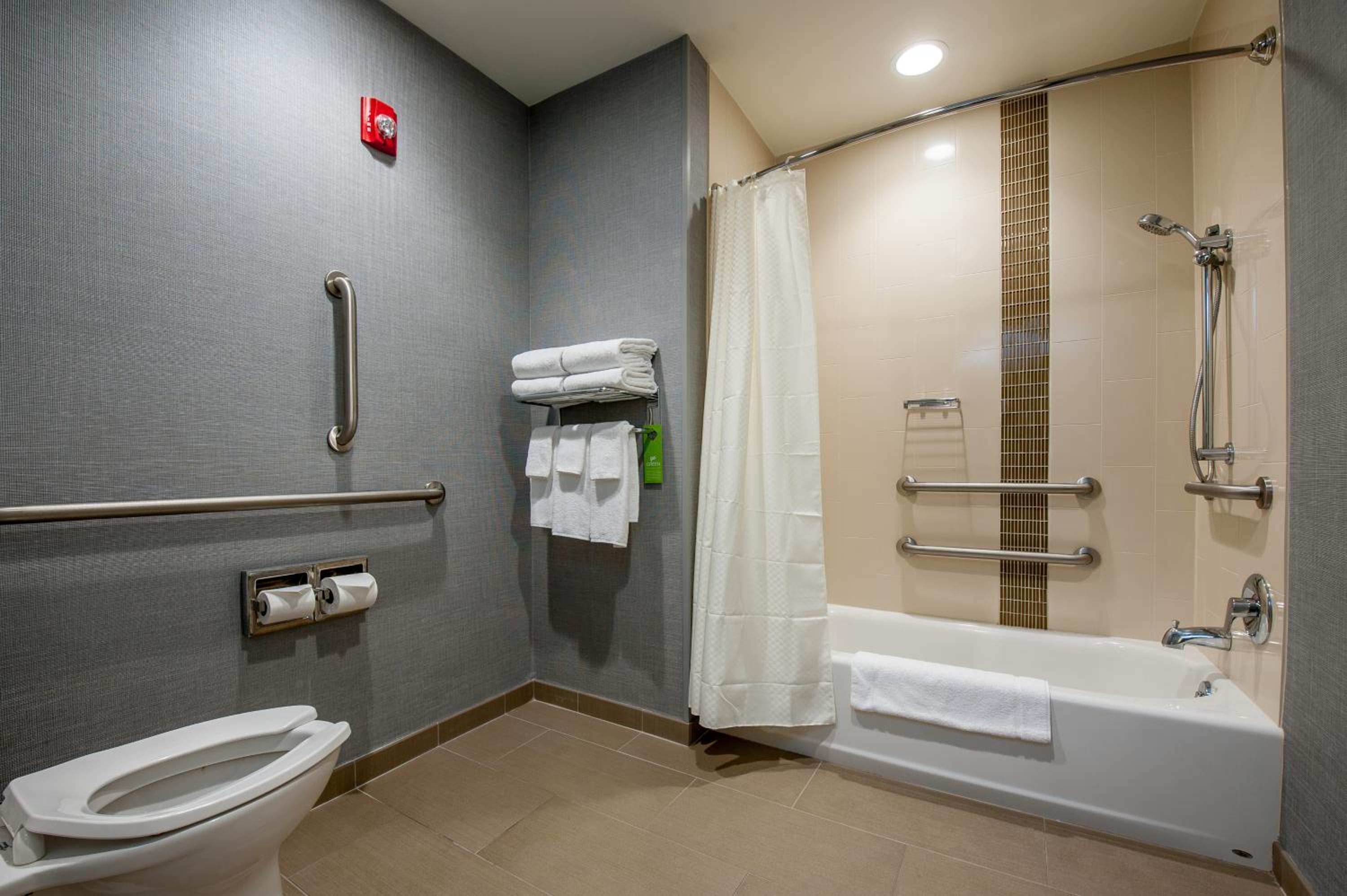 Queen Room With Two Queen Beds, Sofa Bed And Accessible Tub photo 3