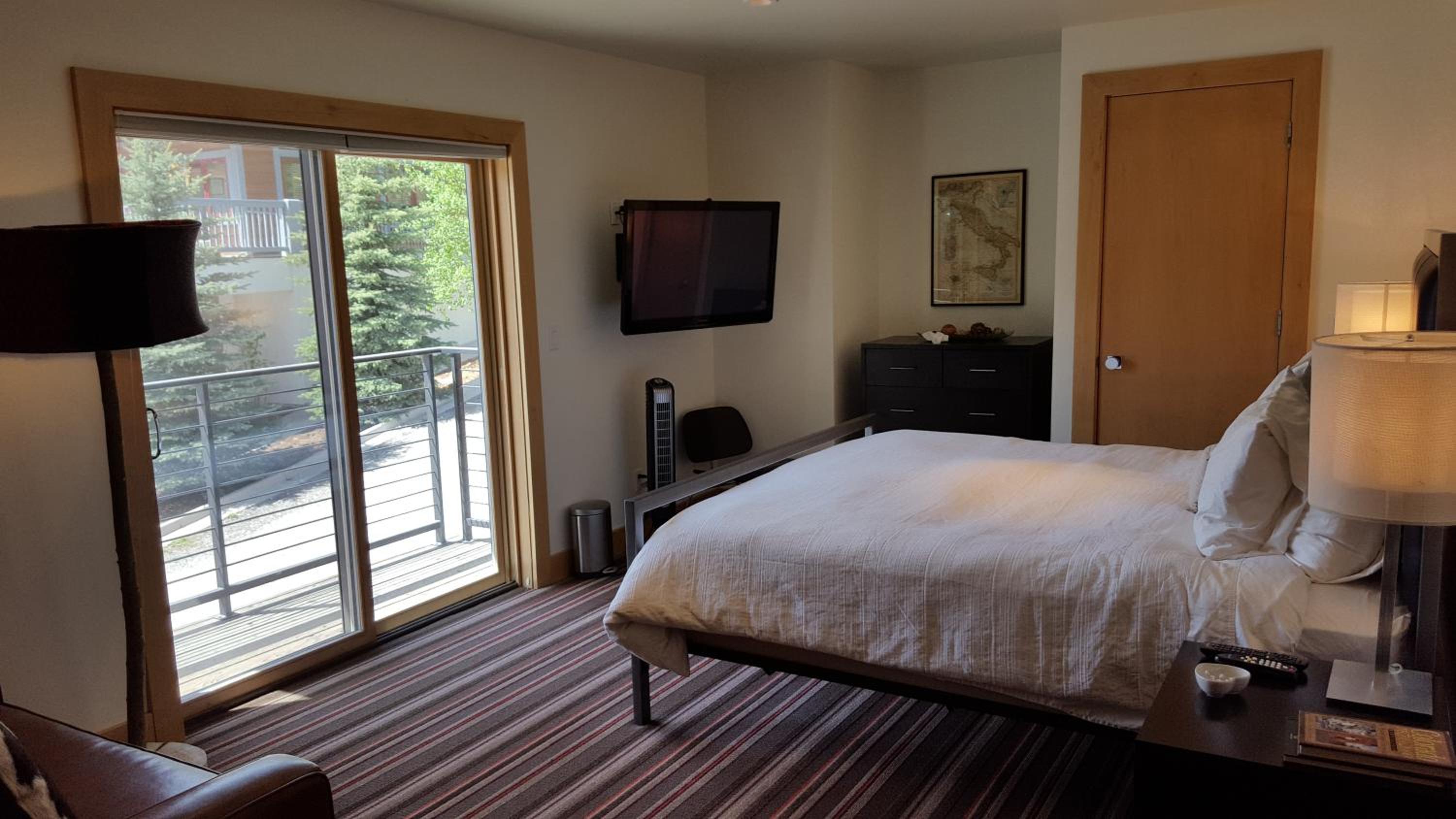 Deluxe King Room - Photo 9
