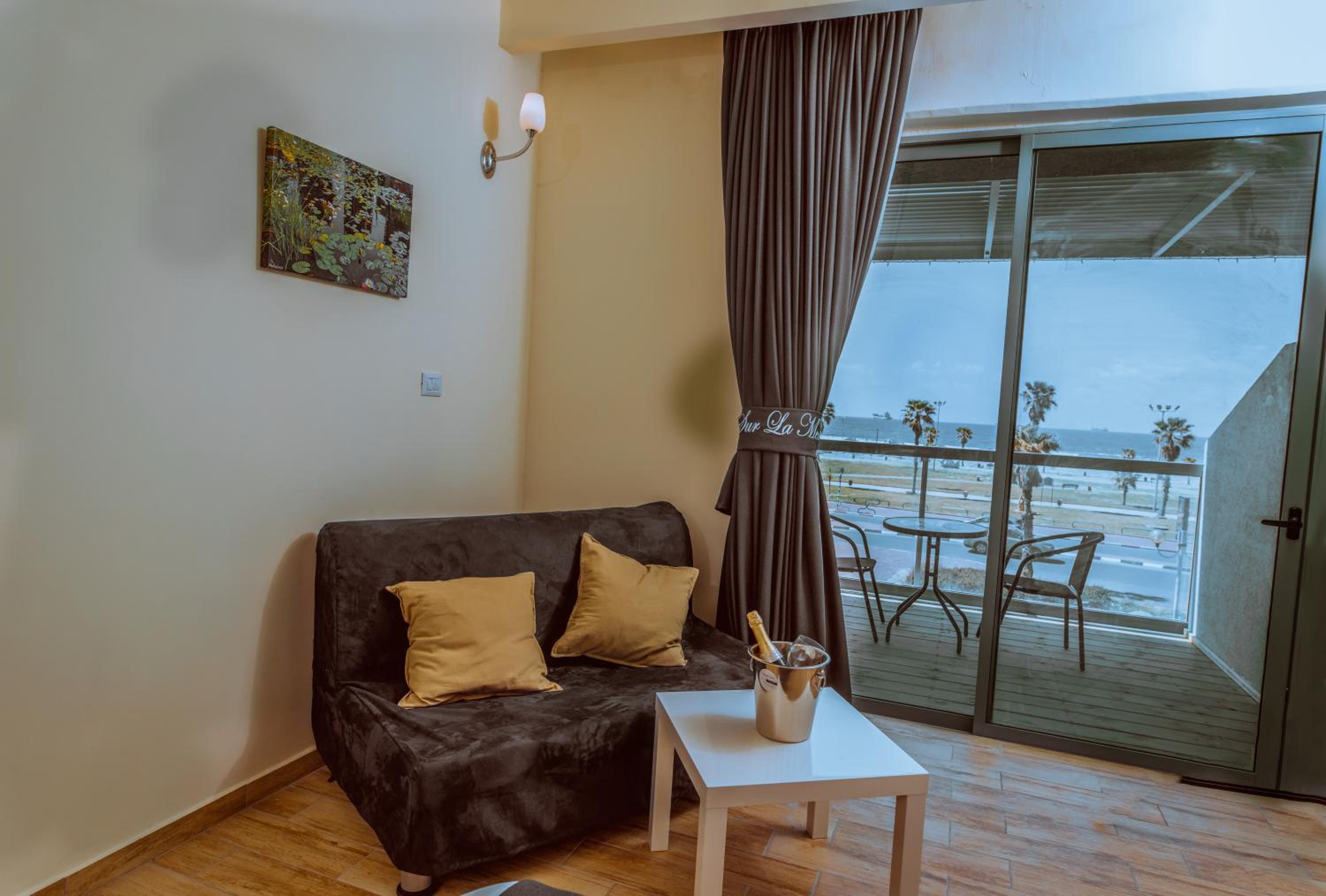 Deluxe Suite with Balcony and Sea View photo 2