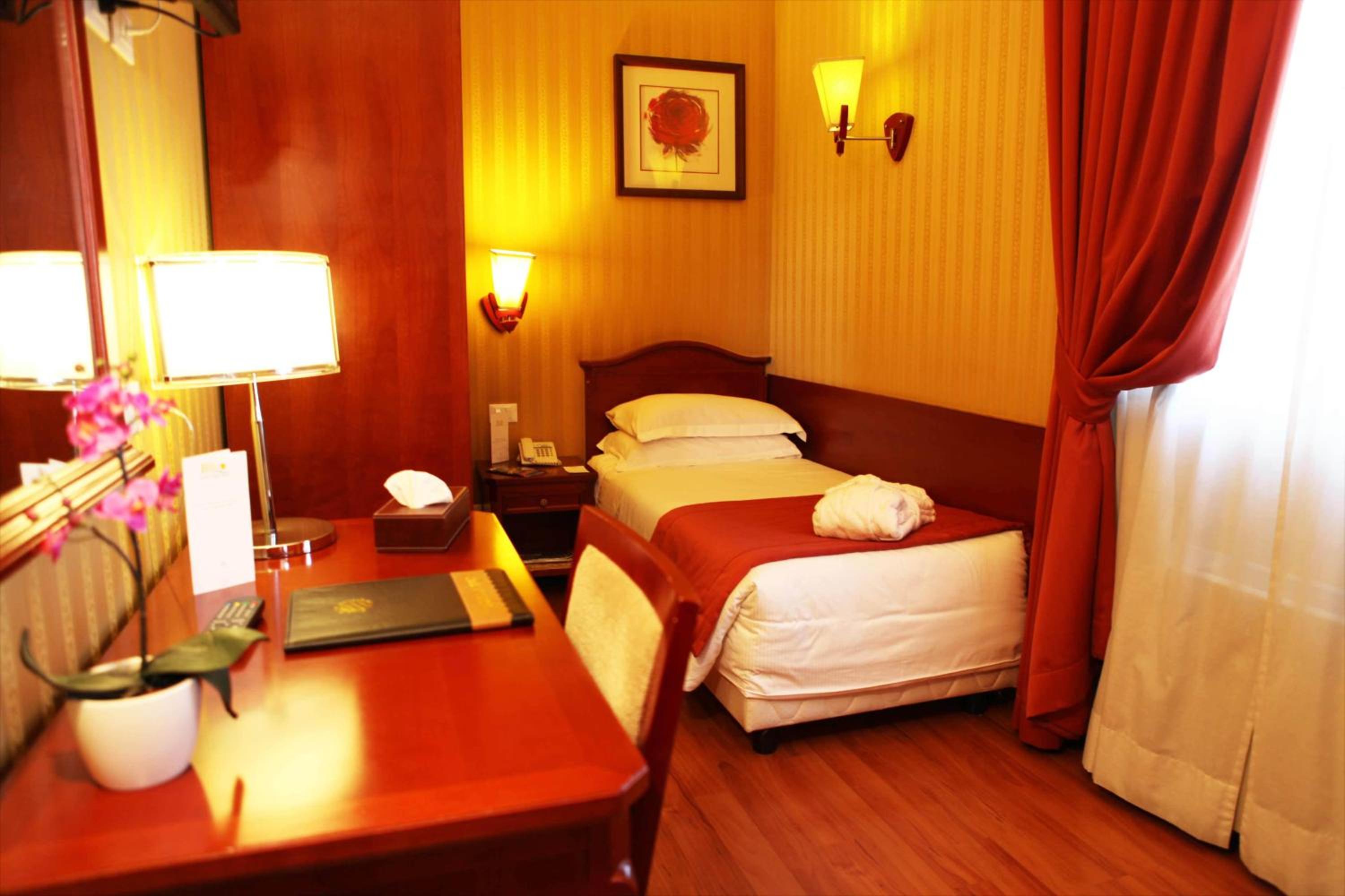 Single Room thumbnail 6