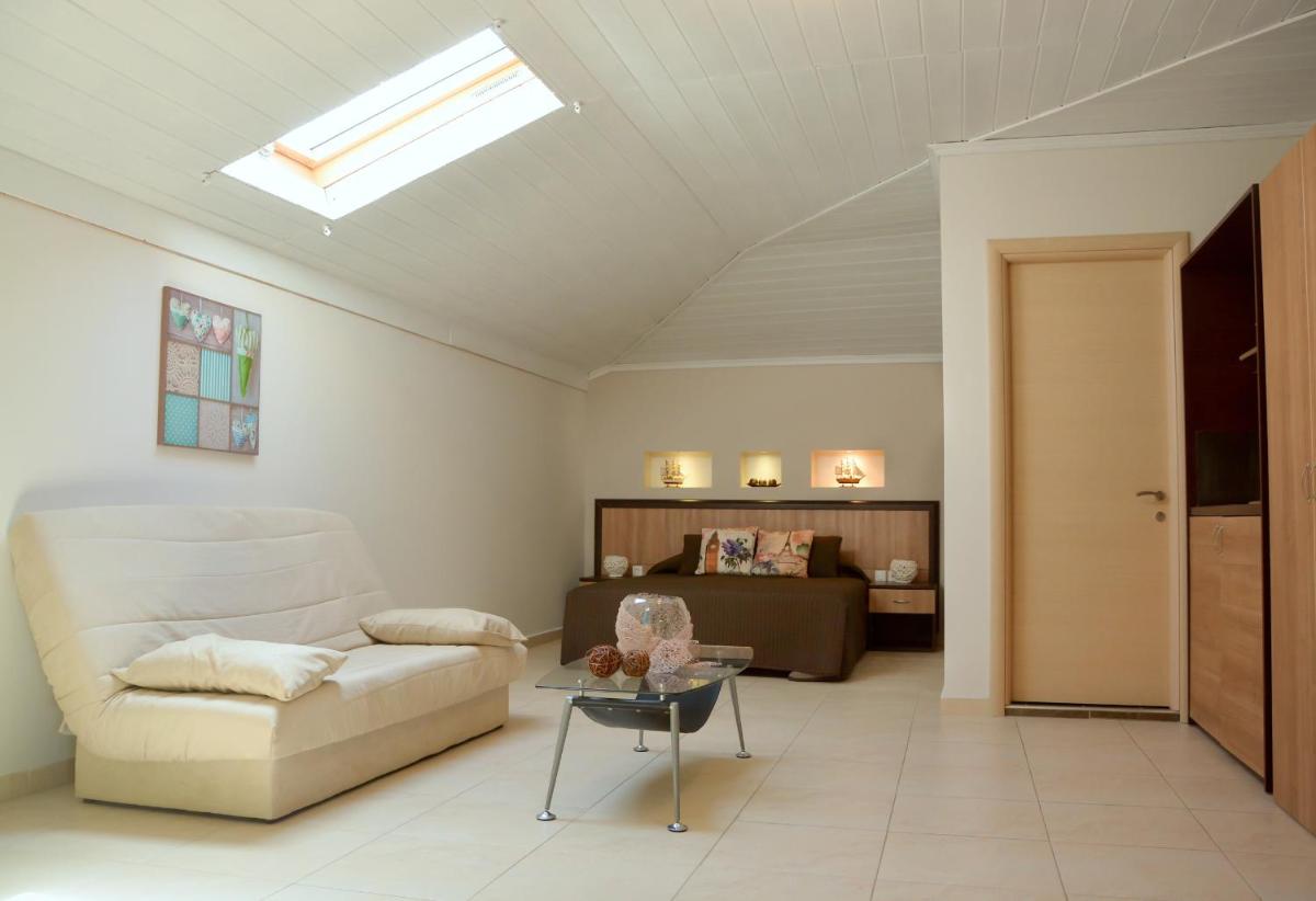 Deluxe Studio with Partial Sea View (2 Adults & 2 Children) photo 3