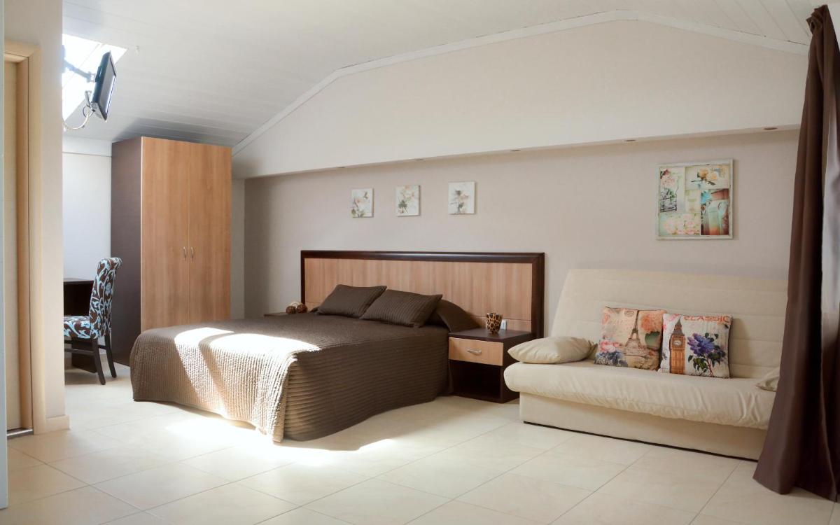Deluxe Studio with Balcony and Sea View (2 Adults + 2 Children) photo 2