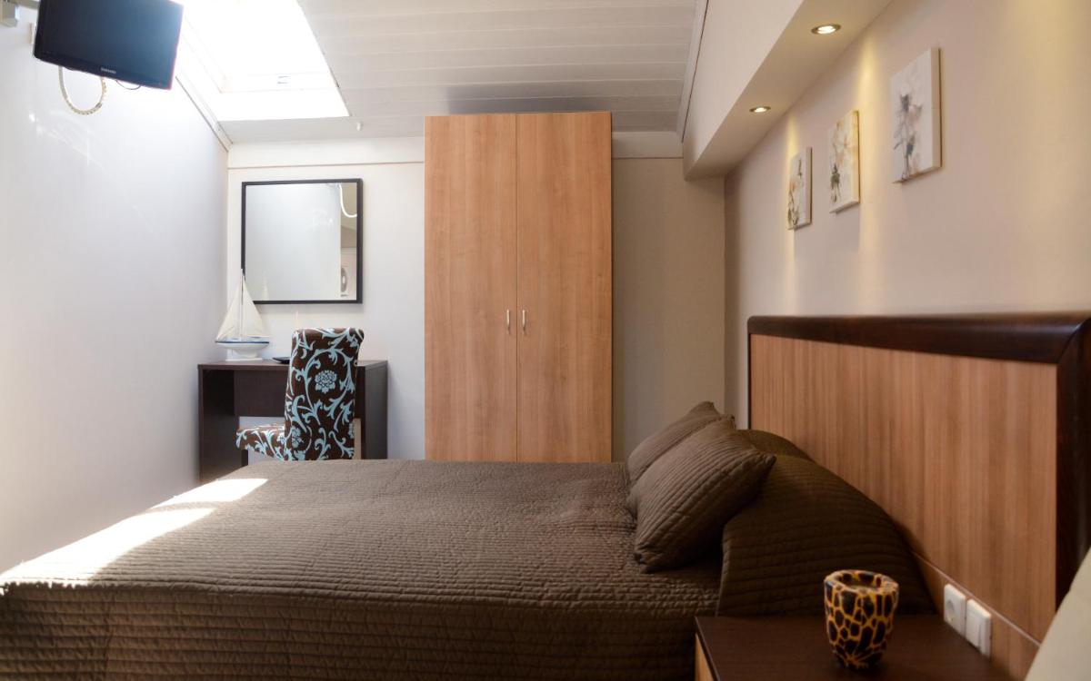 Deluxe Studio with Balcony and Sea View (2 Adults + 2 Children) photo 3