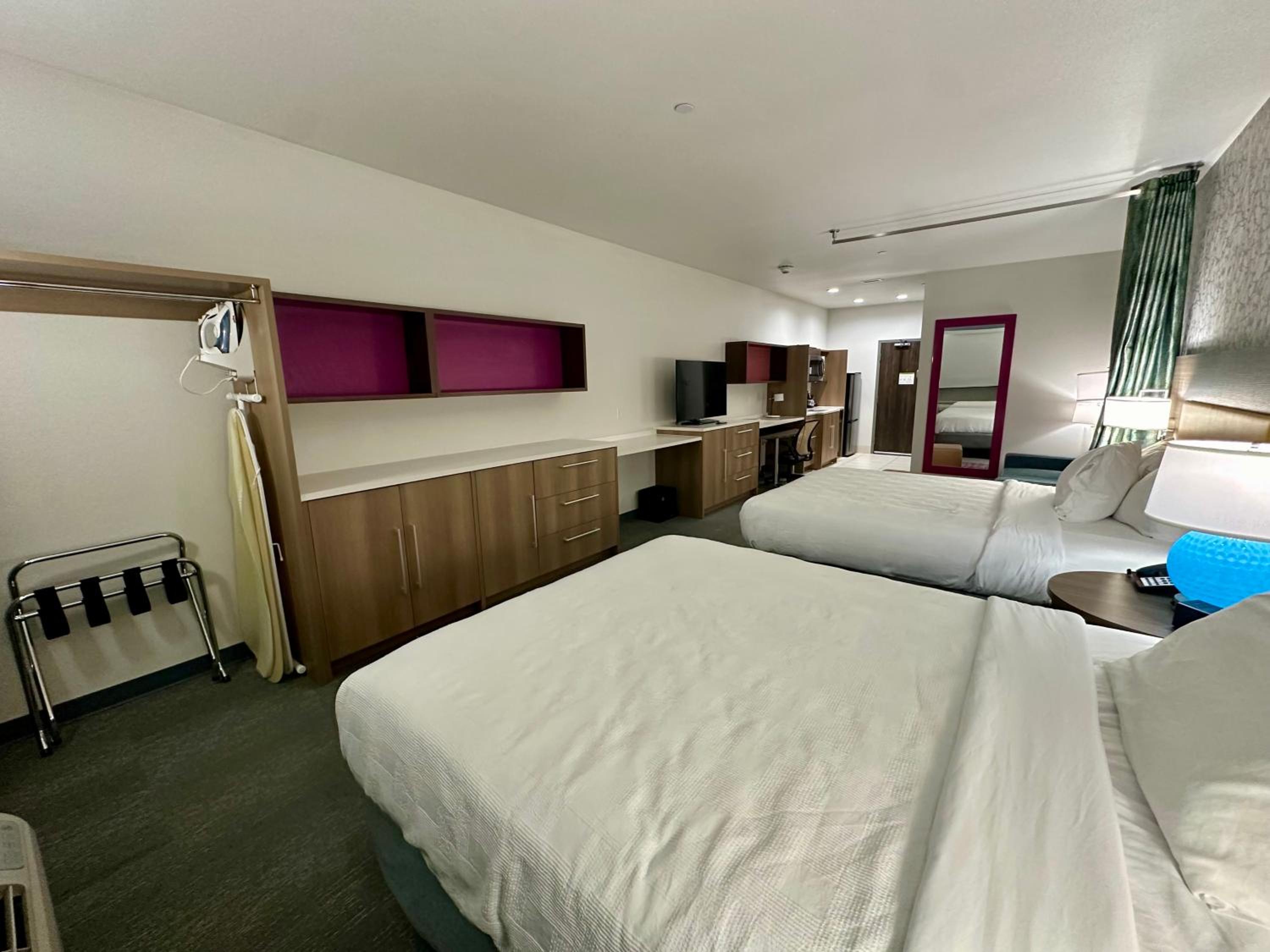 Queen Studio with Two Queen Beds - Non-Smoking - Photo 2