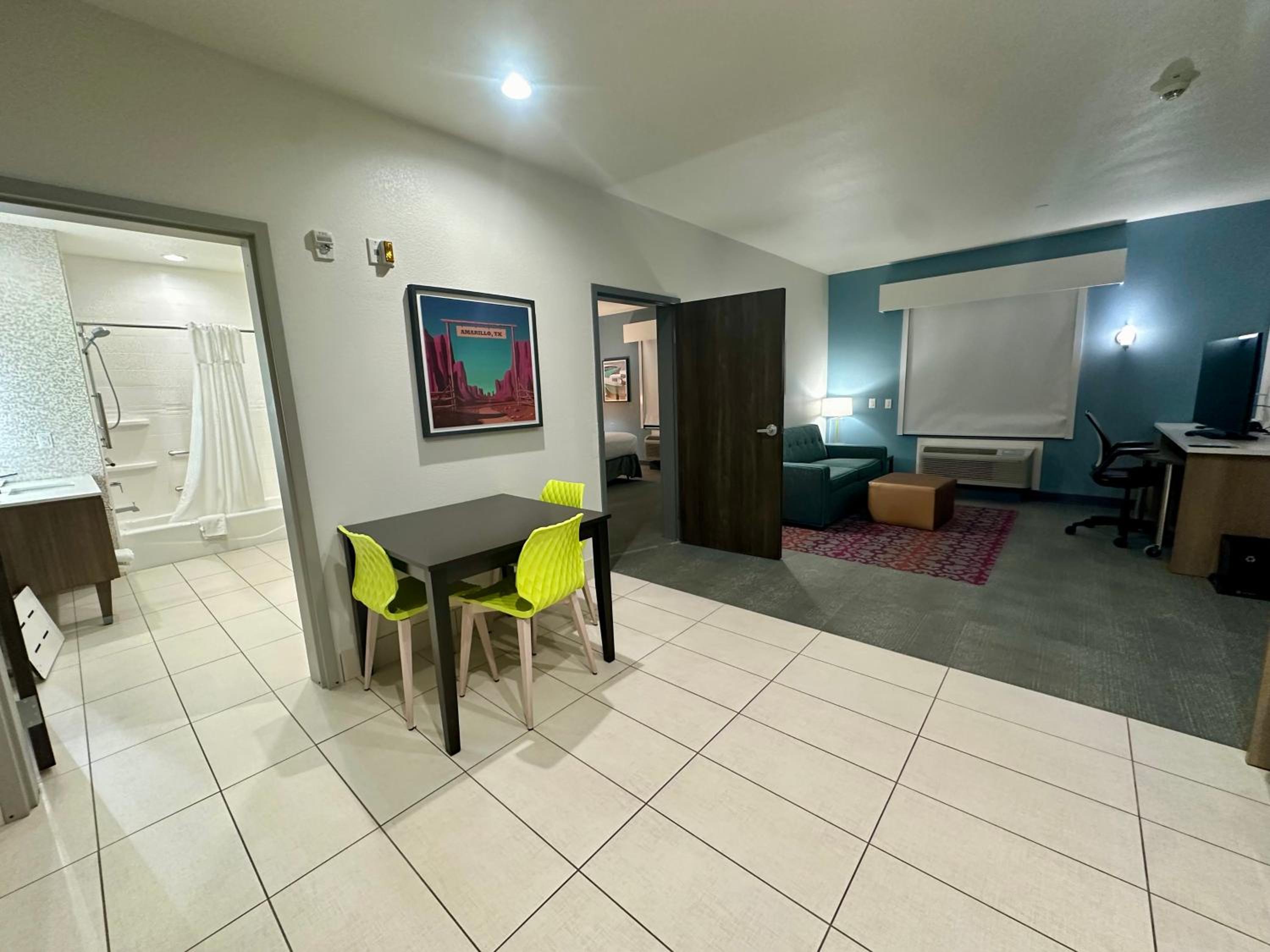 King Suite - Mobility and Hearing Access/Non-Smoking - Photo 1
