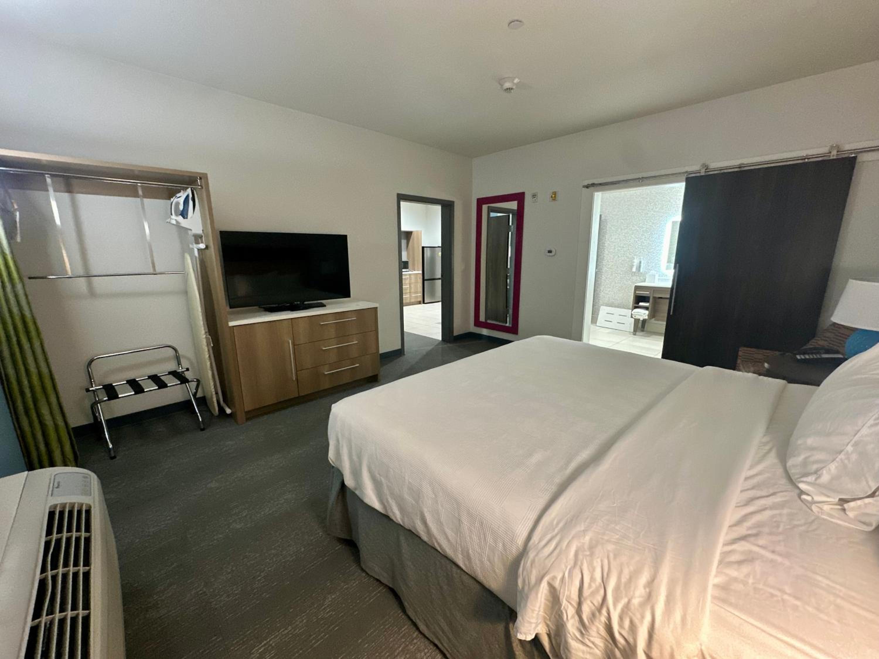King Suite - Mobility and Hearing Access/Non-Smoking - Photo 2