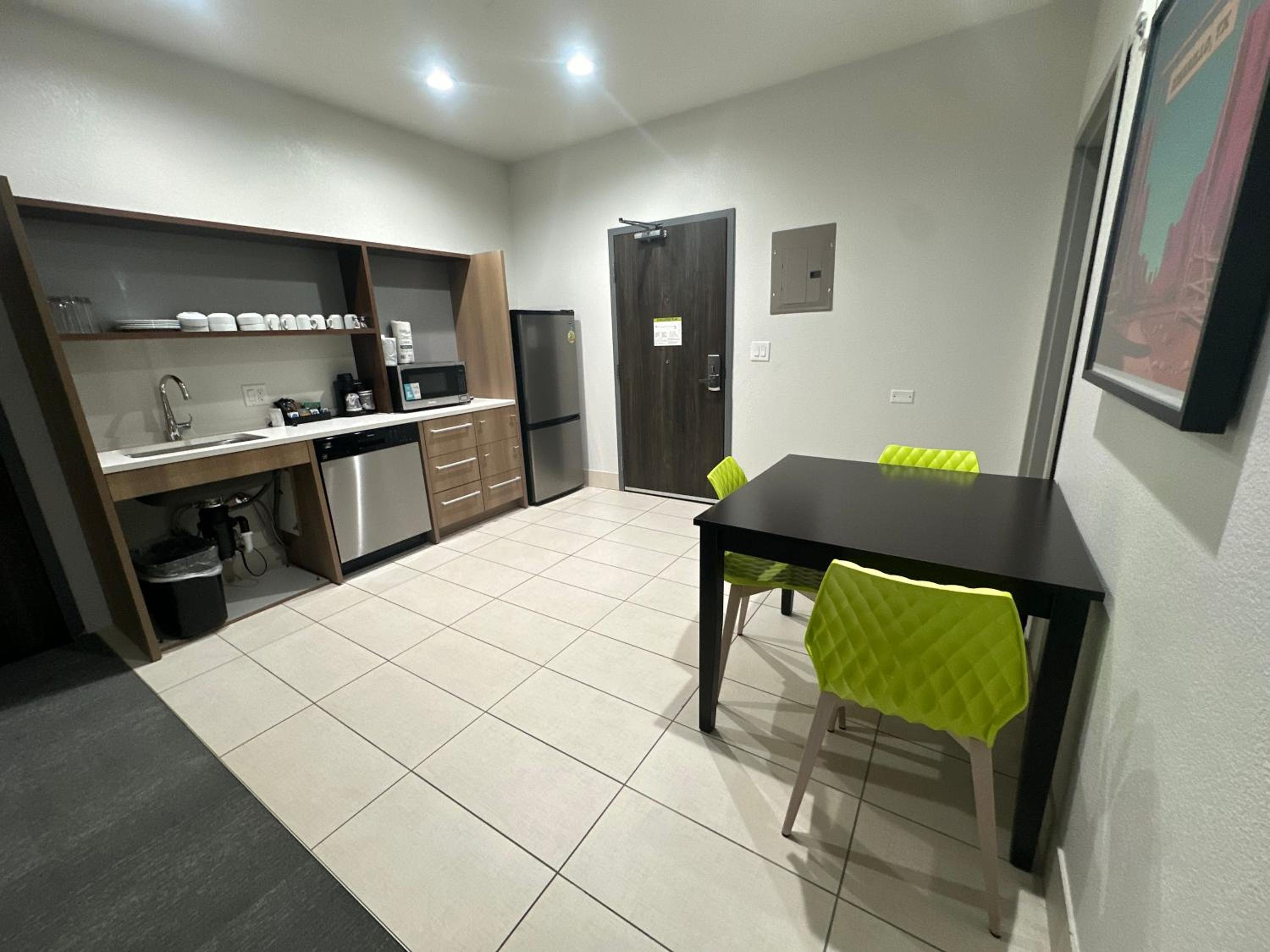 King Suite - Mobility and Hearing Access/Non-Smoking - Photo 4