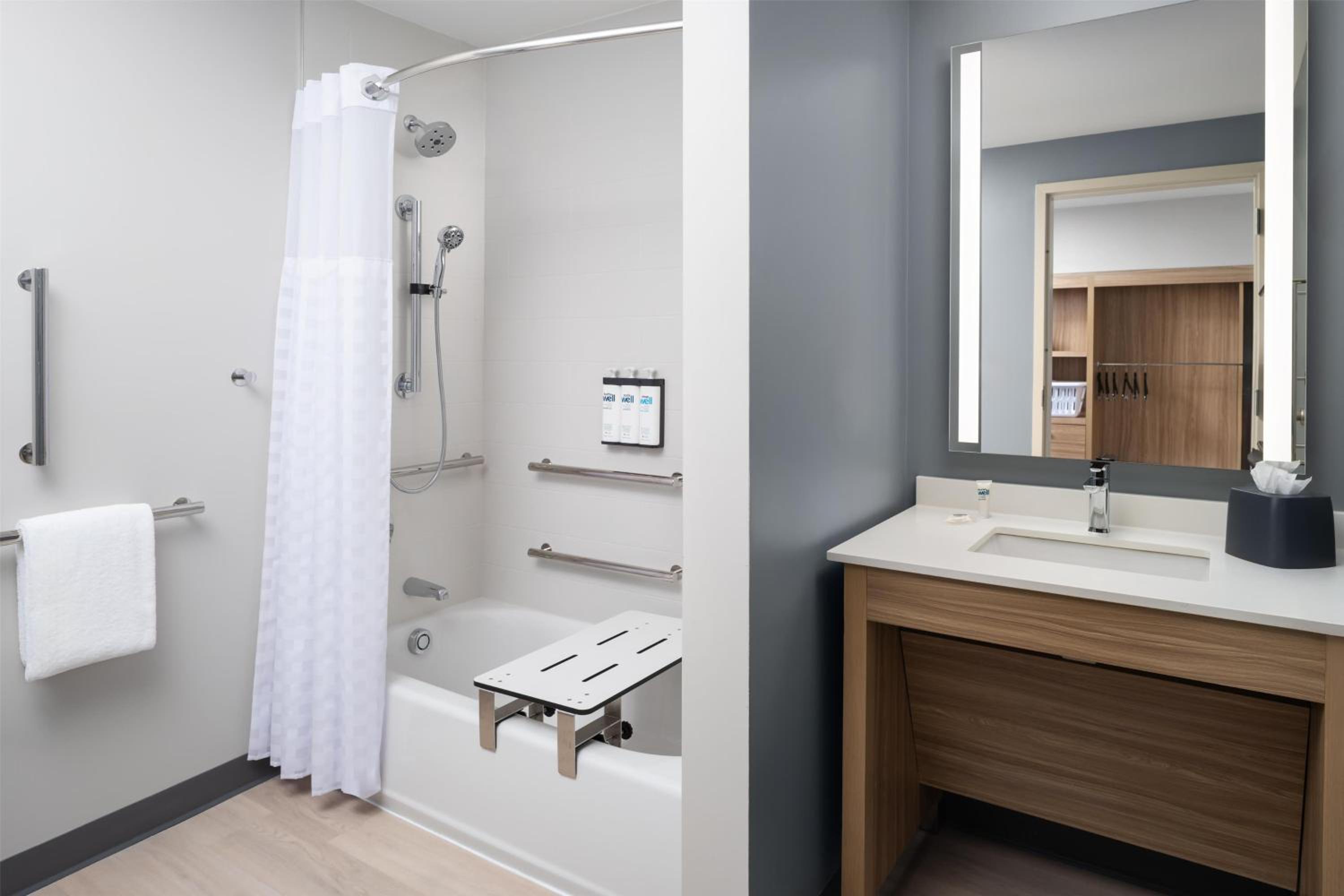Queen Studio Suite with Tub - Accessible/High Floor
